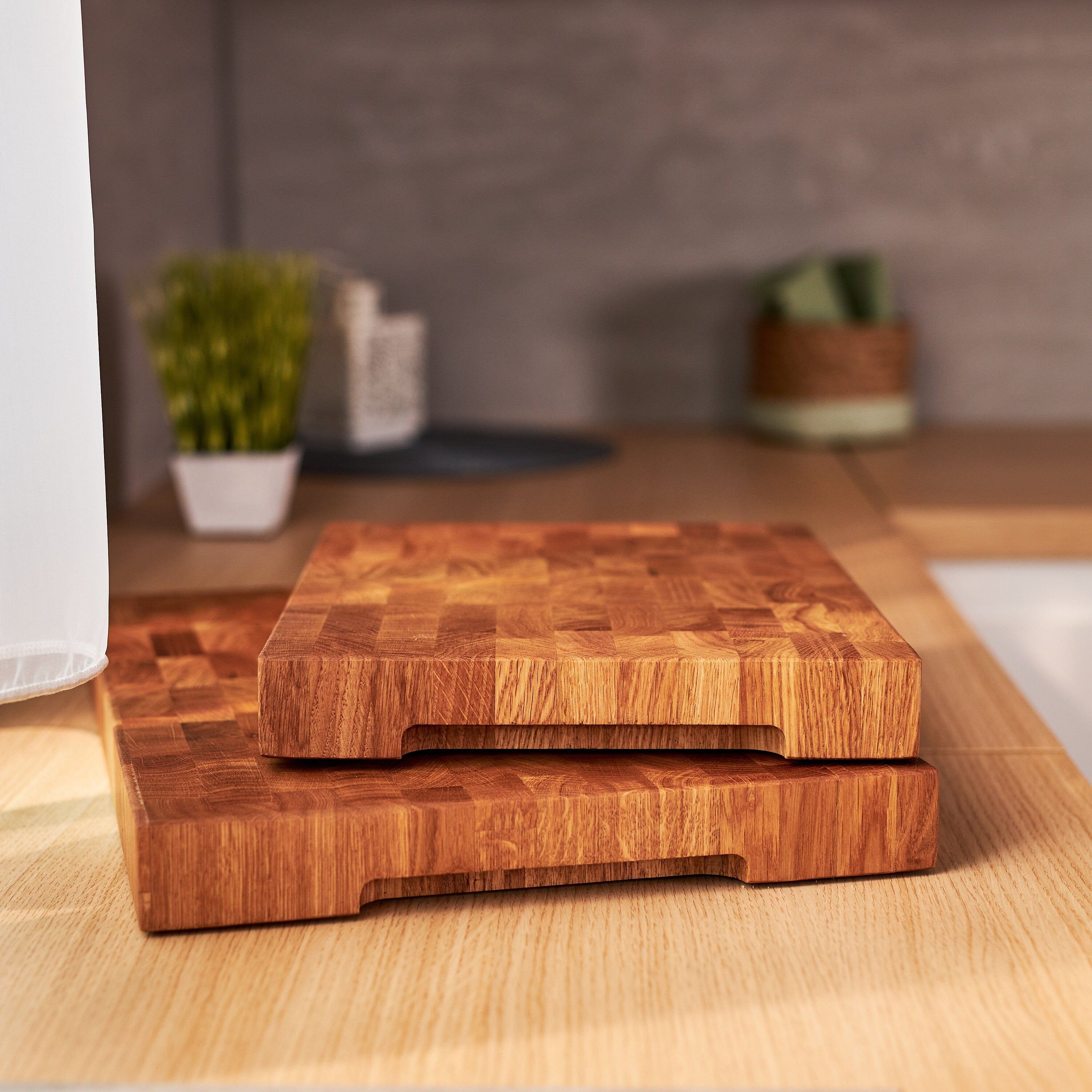 Schneidebrett aus Eichenholz / Stirnholz / Holzbrett mit Untersetzer / Ständer / Frühstücksbrett- HolzRepublik