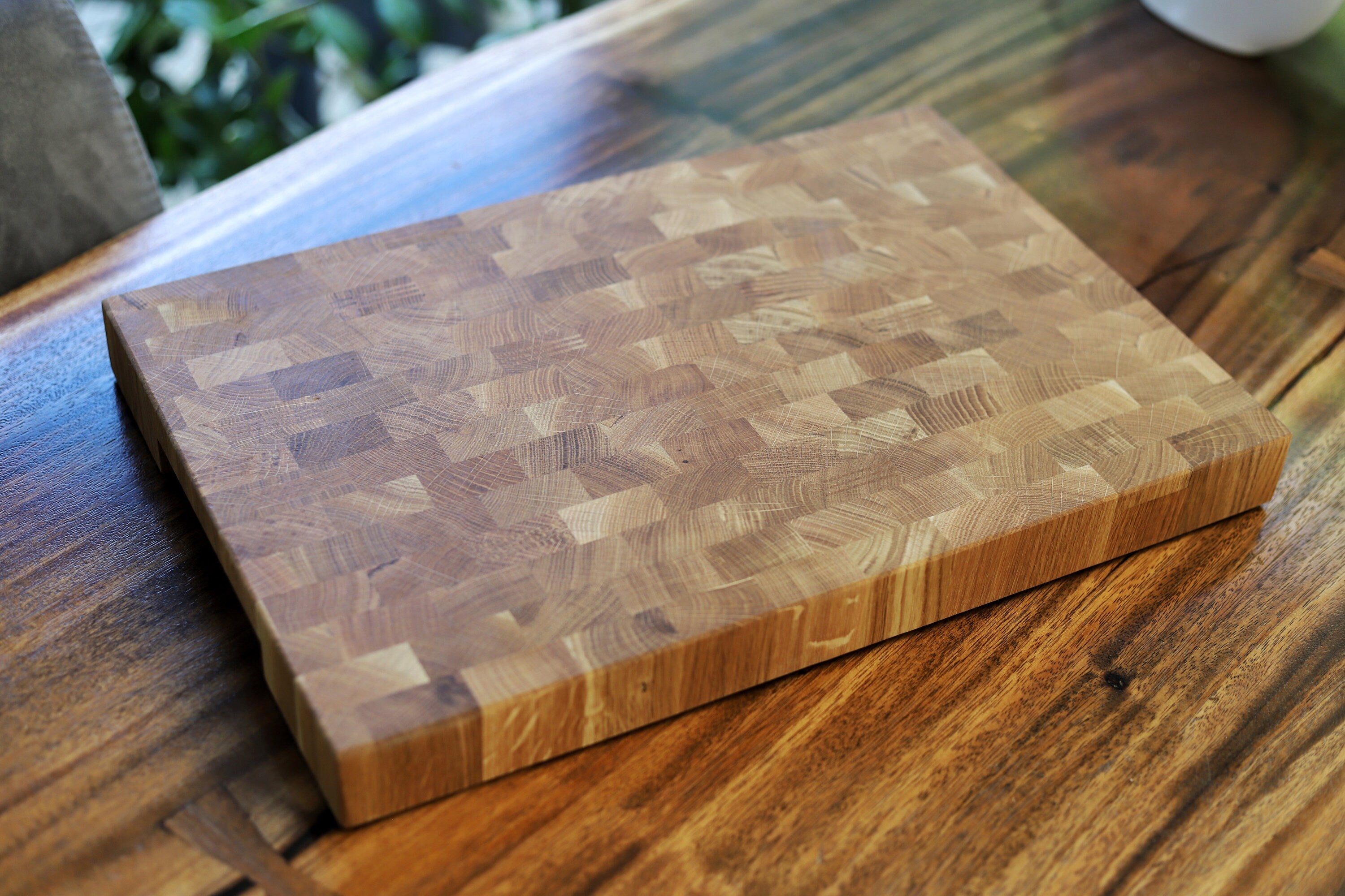 Schneidebrett aus Eichenholz / Stirnholz / Holzbrett mit Untersetzer / Ständer / Frühstücksbrett- HolzRepublik