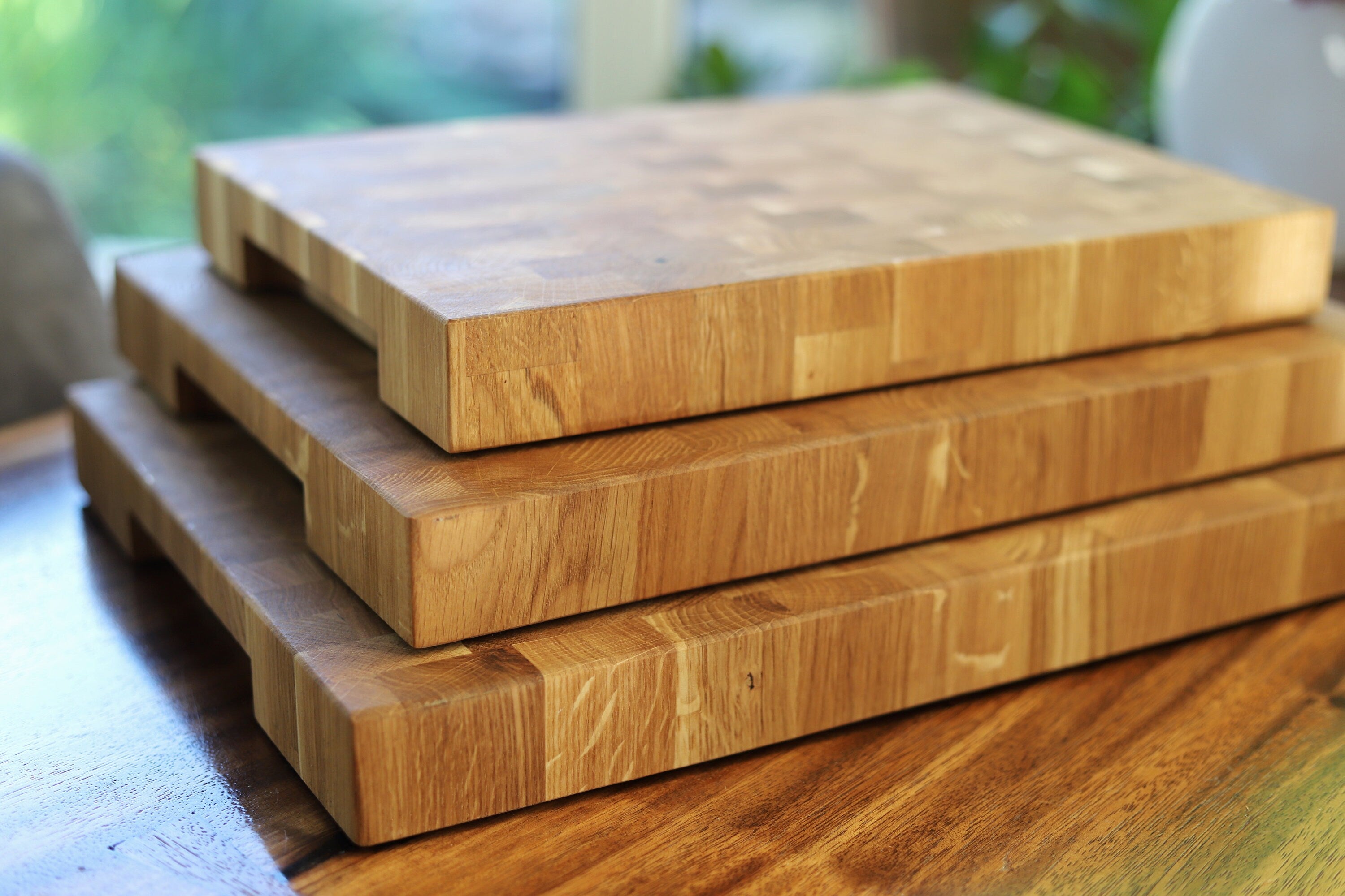 Schneidebrett aus Eichenholz / Stirnholz / Holzbrett mit Untersetzer / Ständer / Frühstücksbrett- HolzRepublik