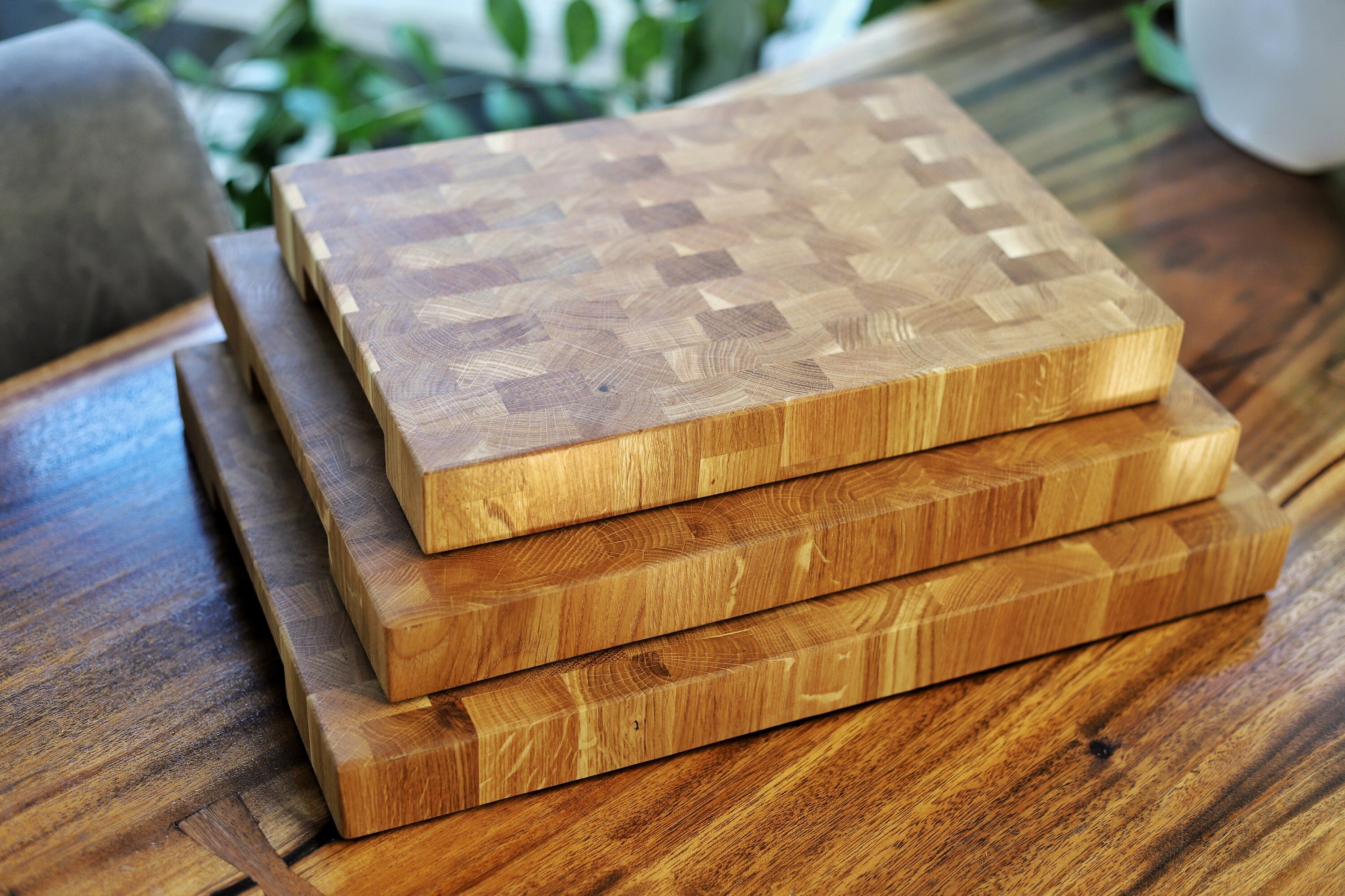 Schneidebrett aus Eichenholz / Stirnholz / Holzbrett mit Untersetzer / Ständer / Frühstücksbrett- HolzRepublik