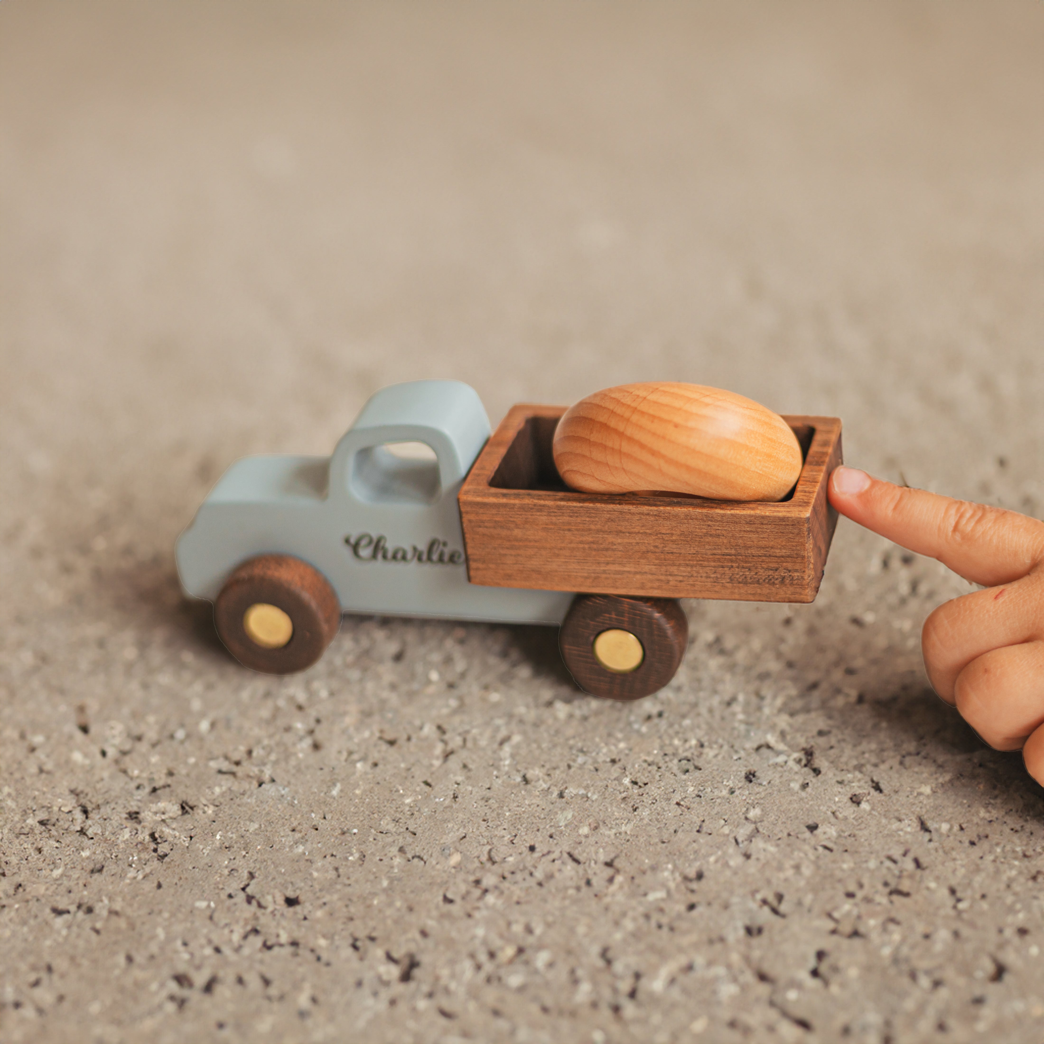 Holzspielzeugautos in Grau: Elegante Abenteuer im Kinderzimmer- HolzRepublik