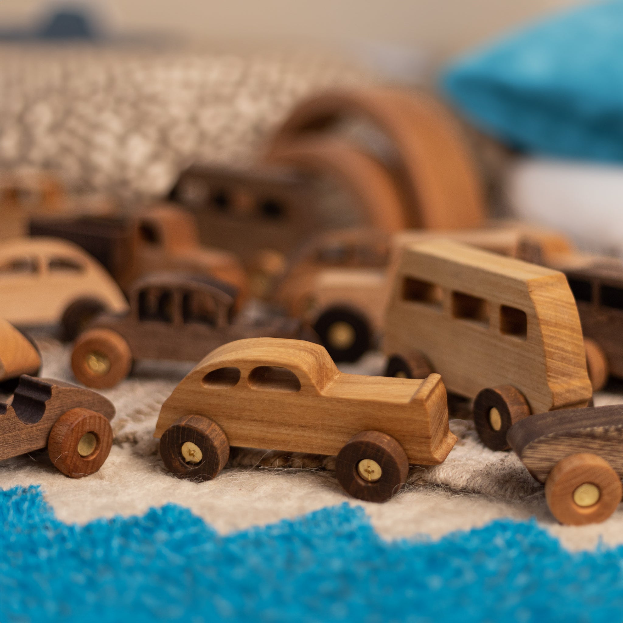 Bunte Holzspielzeugautos: Abenteuer im Kinderzimmer- HolzRepublik