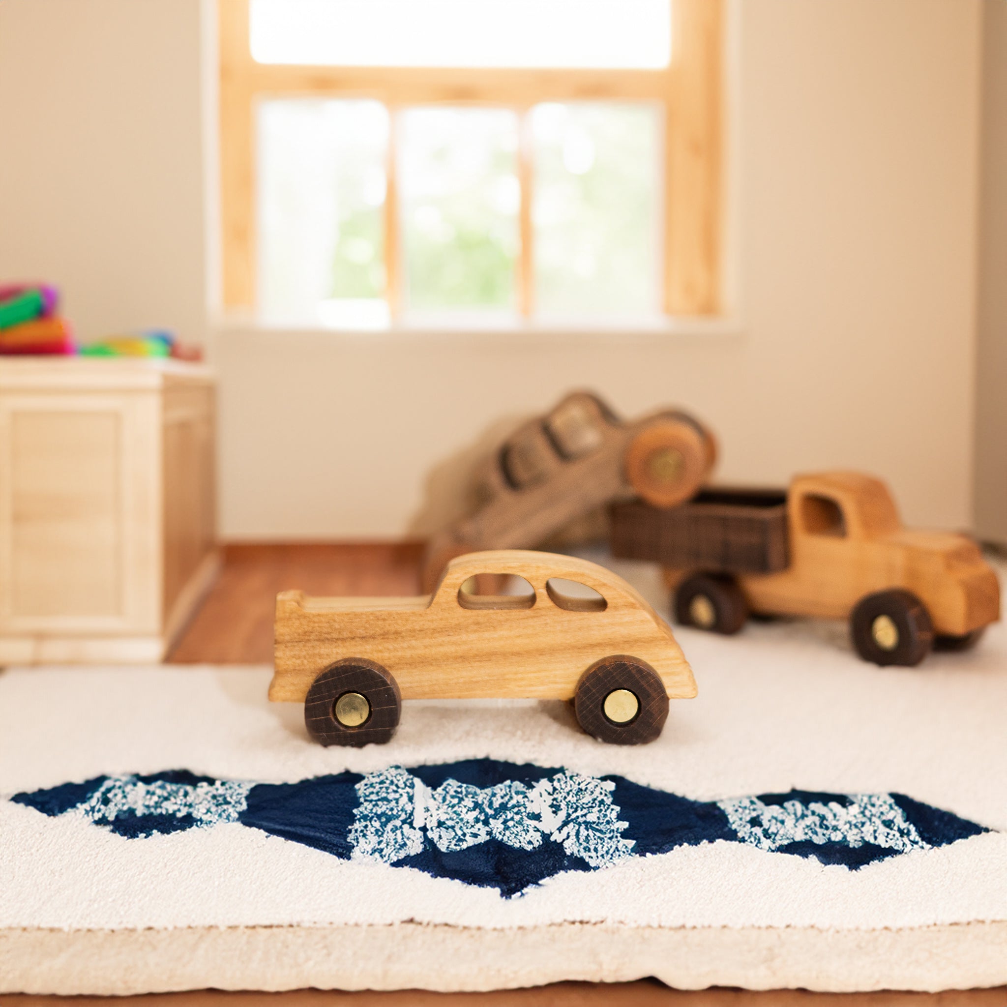 Bunte Holzspielzeugautos: Abenteuer im Kinderzimmer- HolzRepublik