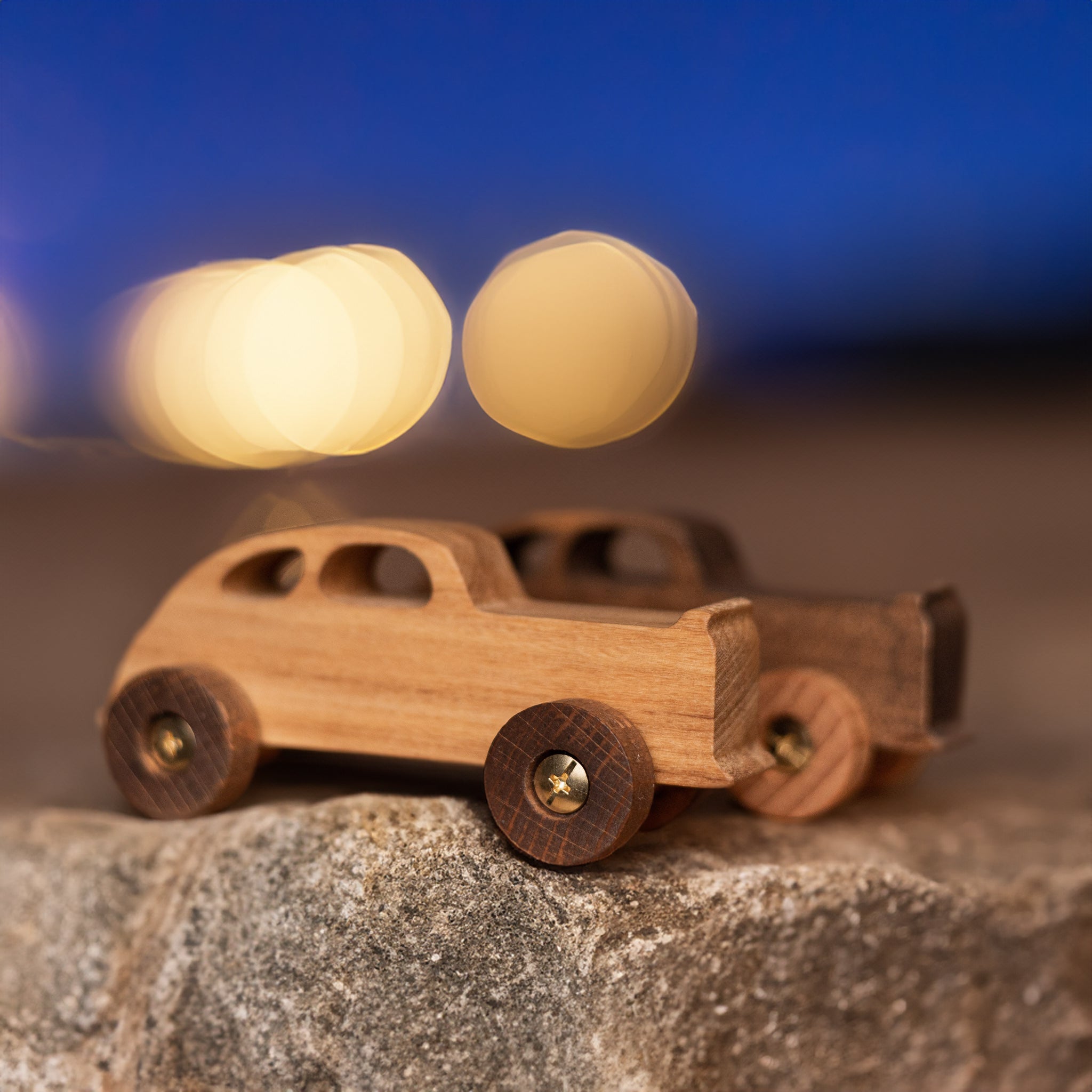 Bunte Holzspielzeugautos: Abenteuer im Kinderzimmer- HolzRepublik