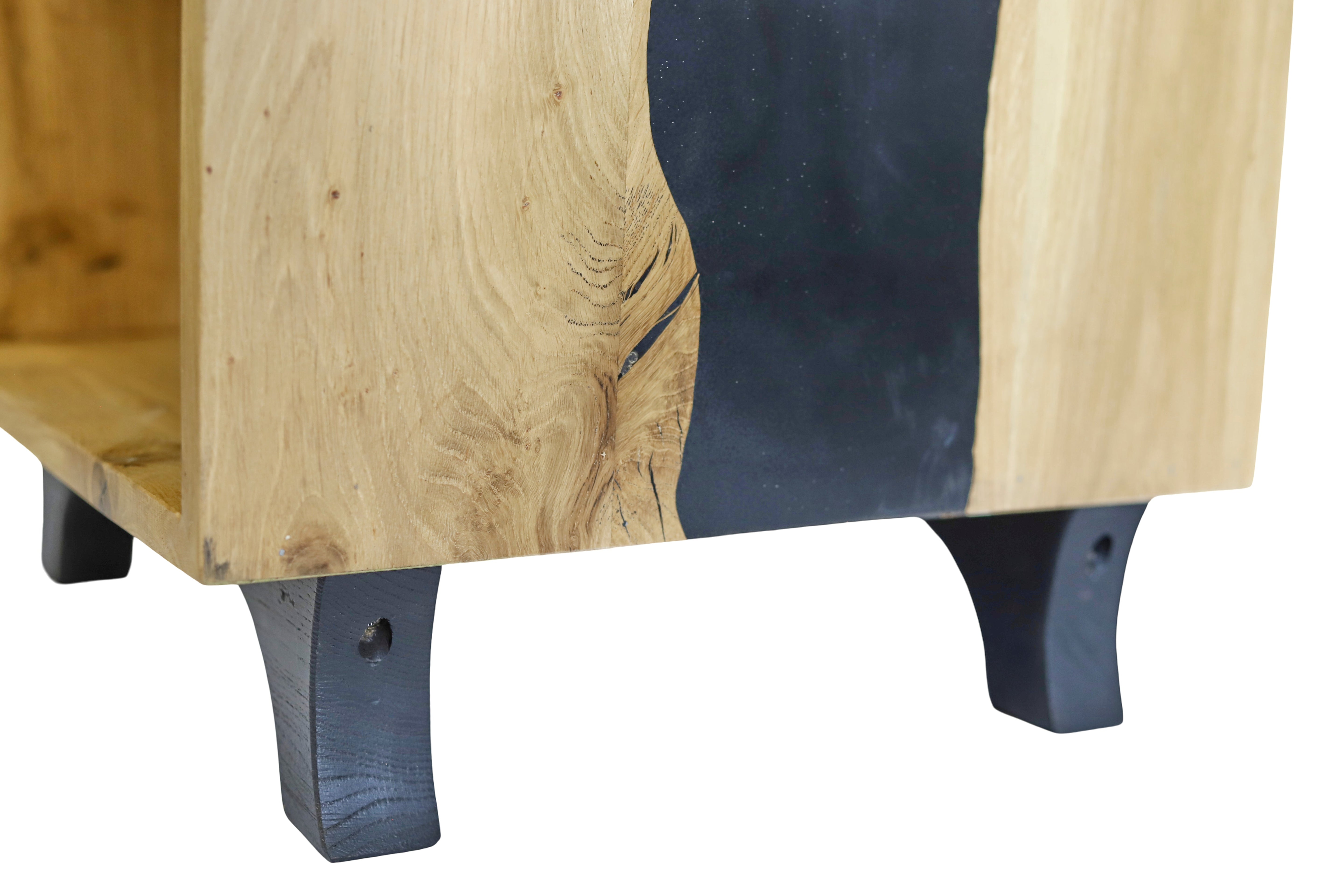 Nachttisch mit Schwarzem Epoxid aus Eichenholz / Design-Nachttisch- HolzRepublik