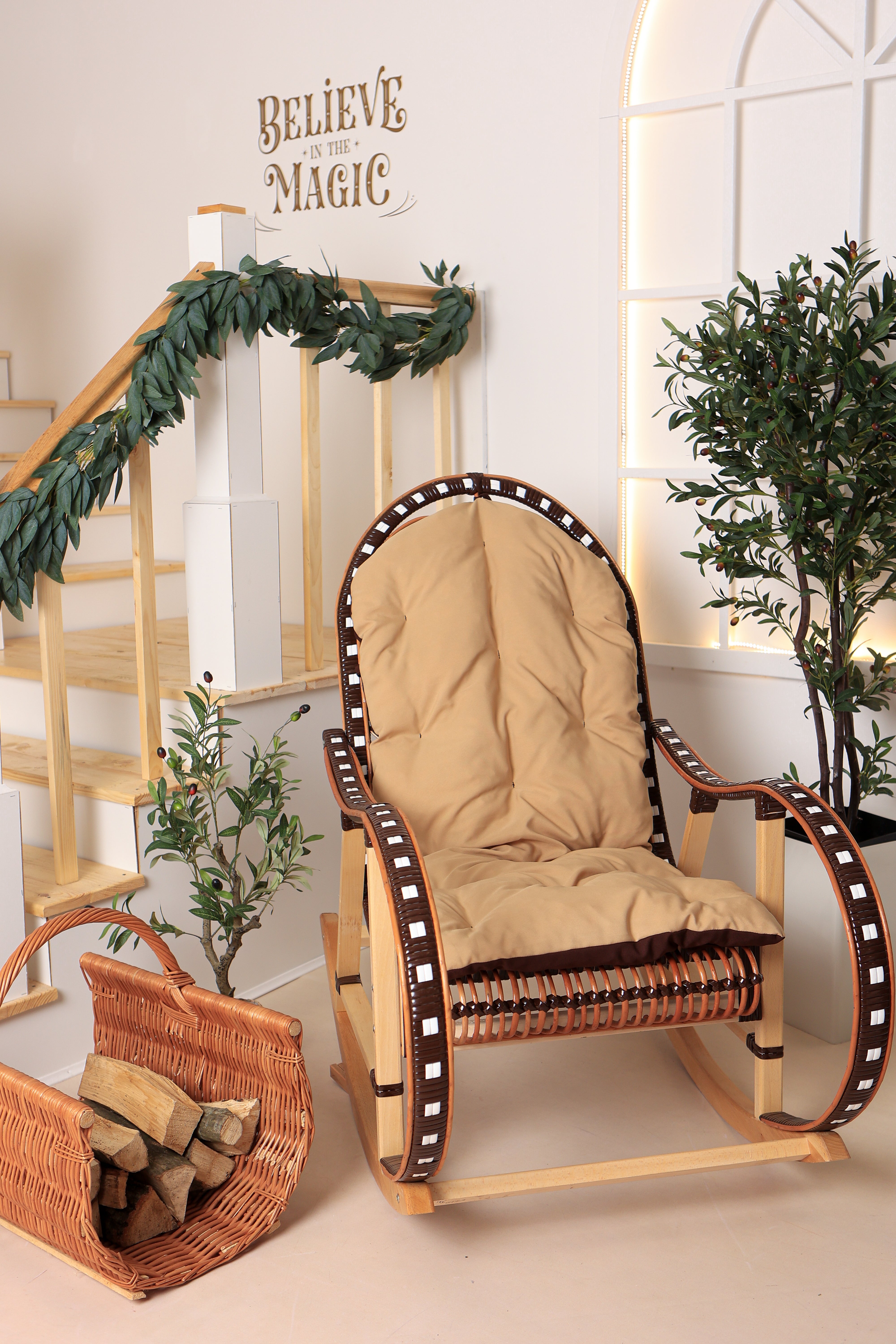 Schaukelstuhl aus Rattan - Natur-Schwarz- HolzRepublik