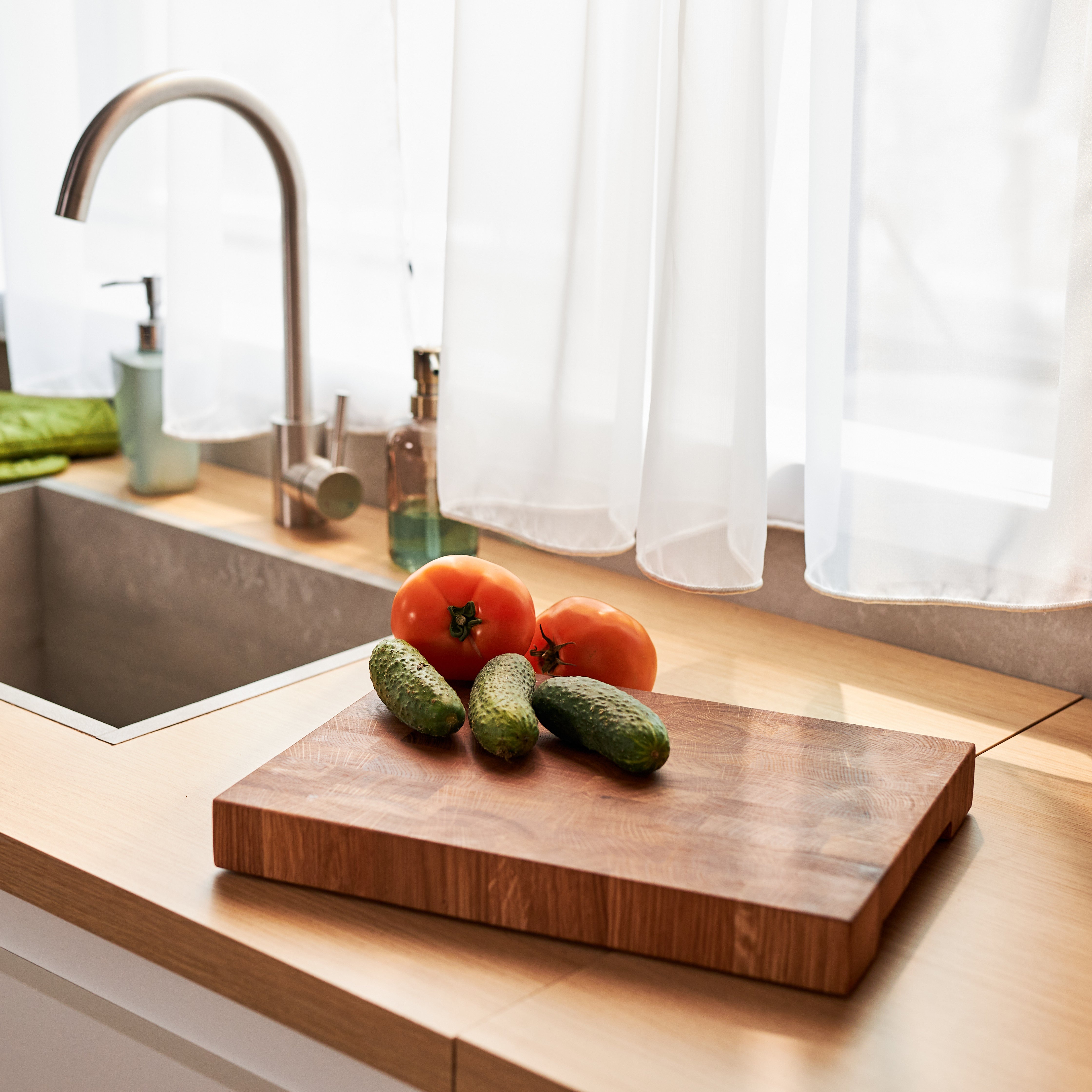 Schneidebrett aus Eichenholz / Stirnholz / Holzbrett mit Untersetzer / Ständer / Frühstücksbrett- HolzRepublik