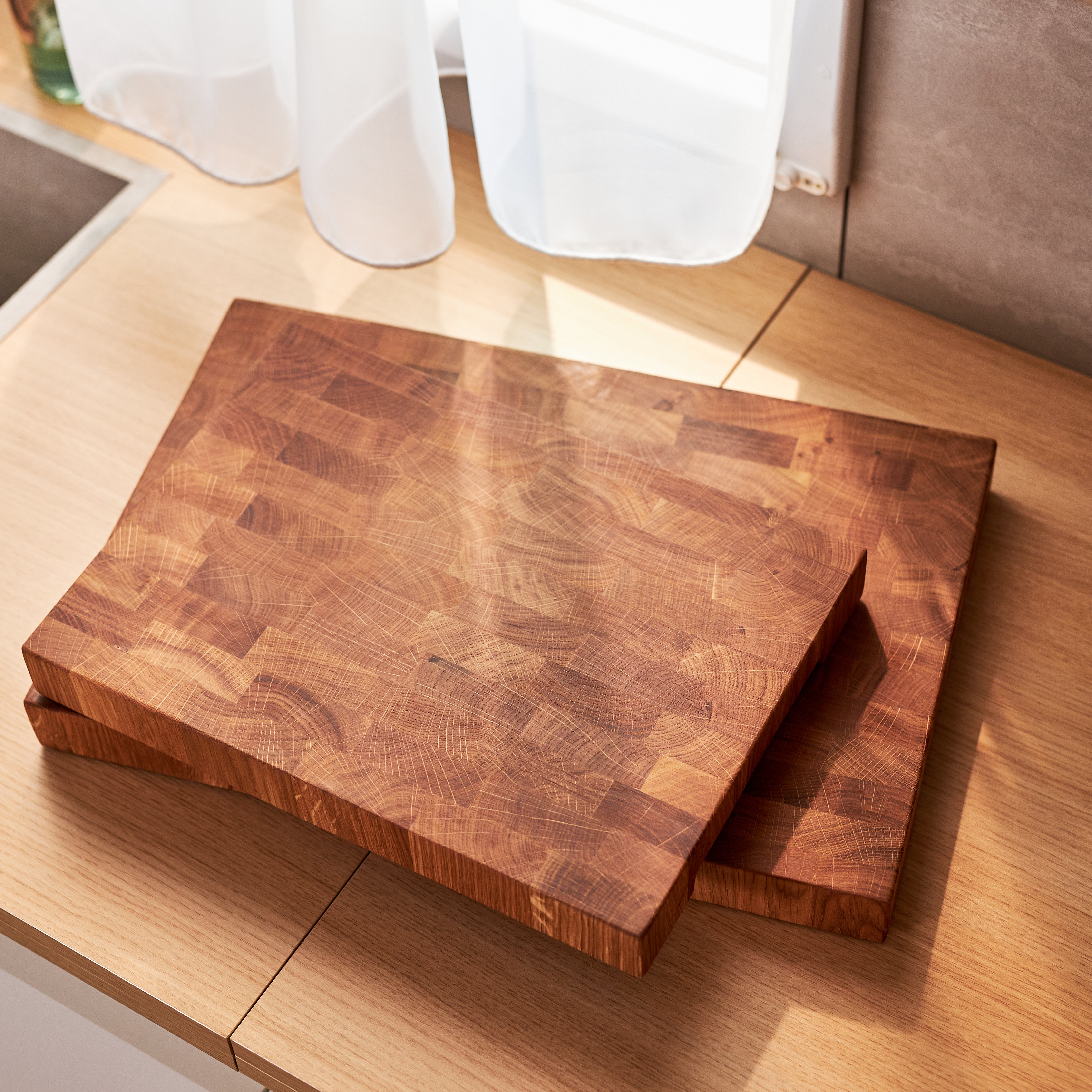 Schneidebrett aus Eichenholz / Stirnholz / Holzbrett mit Untersetzer / Ständer / Frühstücksbrett- HolzRepublik