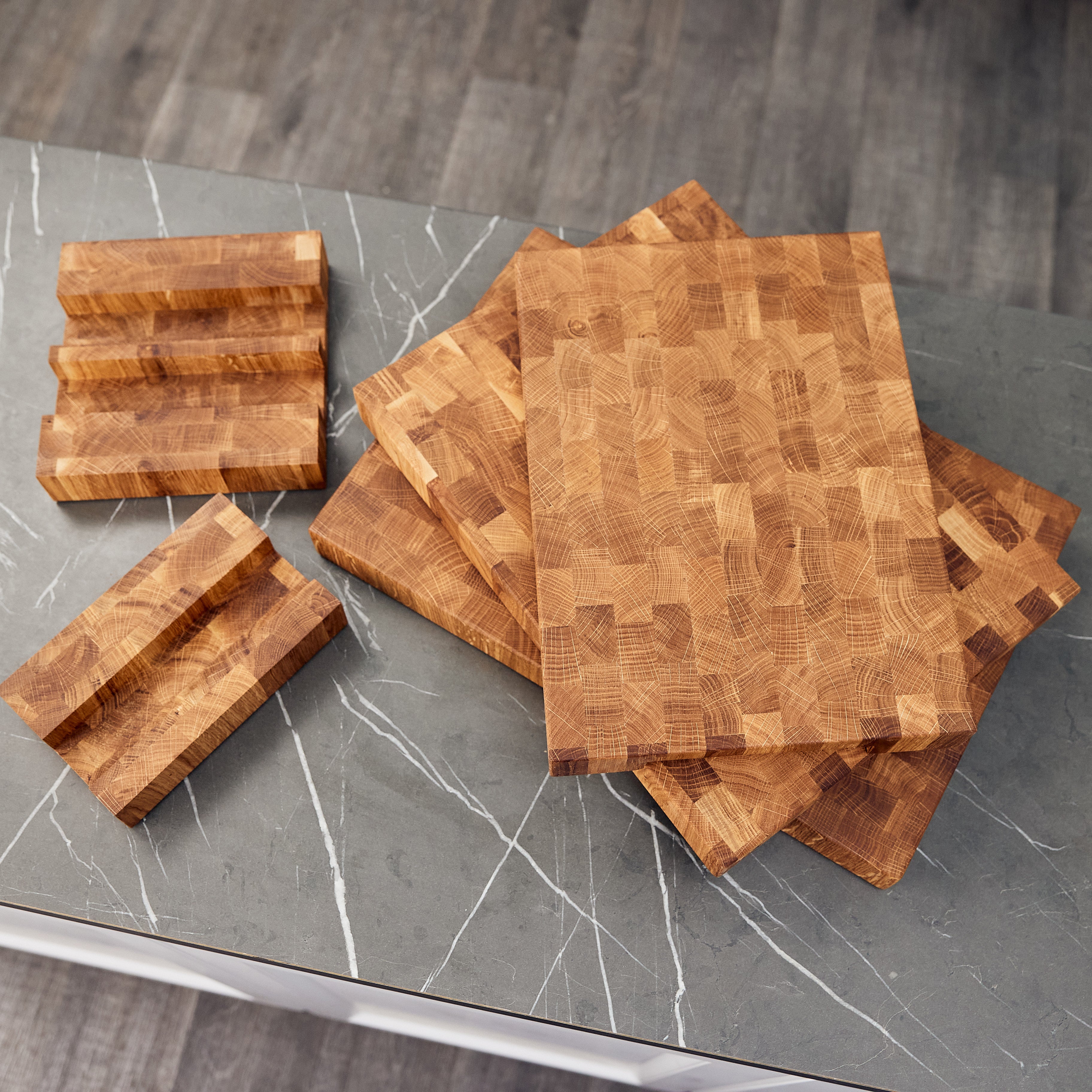 Schneidebrett aus Eichenholz / Stirnholz / Holzbrett mit Untersetzer / Ständer / Frühstücksbrett- HolzRepublik