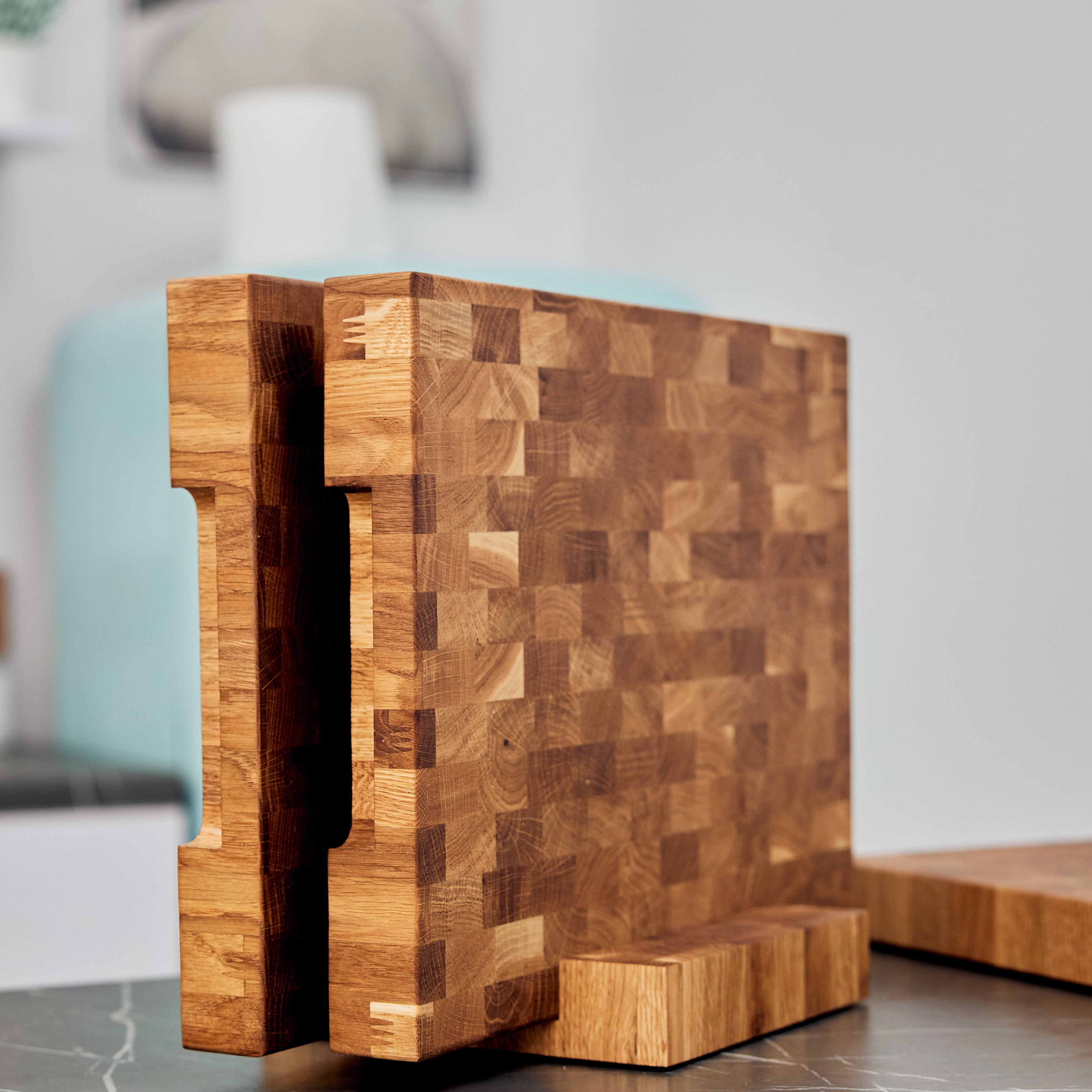 Schneidebrett aus Eichenholz / Stirnholz / Holzbrett mit Untersetzer / Ständer / Frühstücksbrett- HolzRepublik