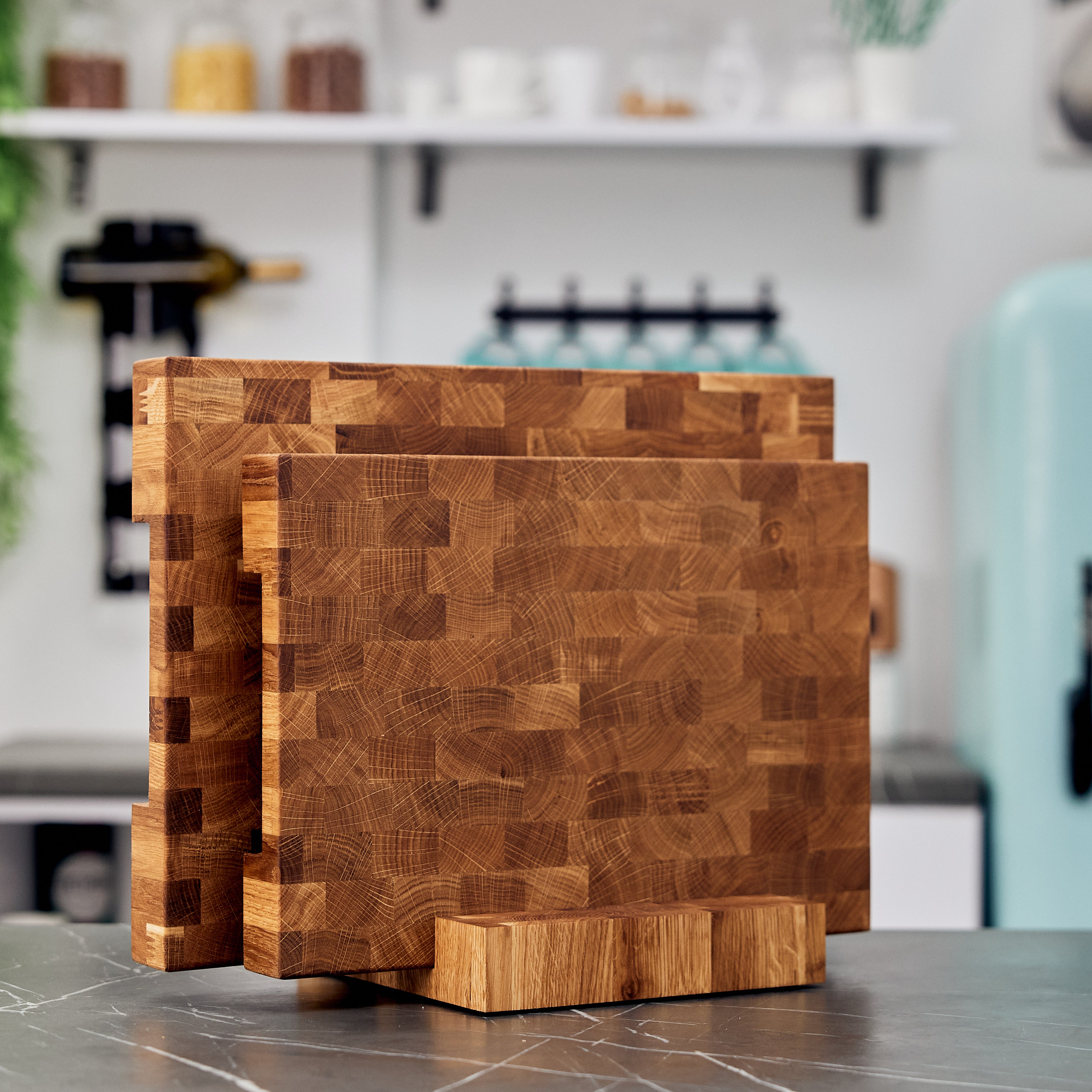 Schneidebrett aus Eichenholz / Stirnholz / Holzbrett mit Untersetzer / Ständer / Frühstücksbrett- HolzRepublik