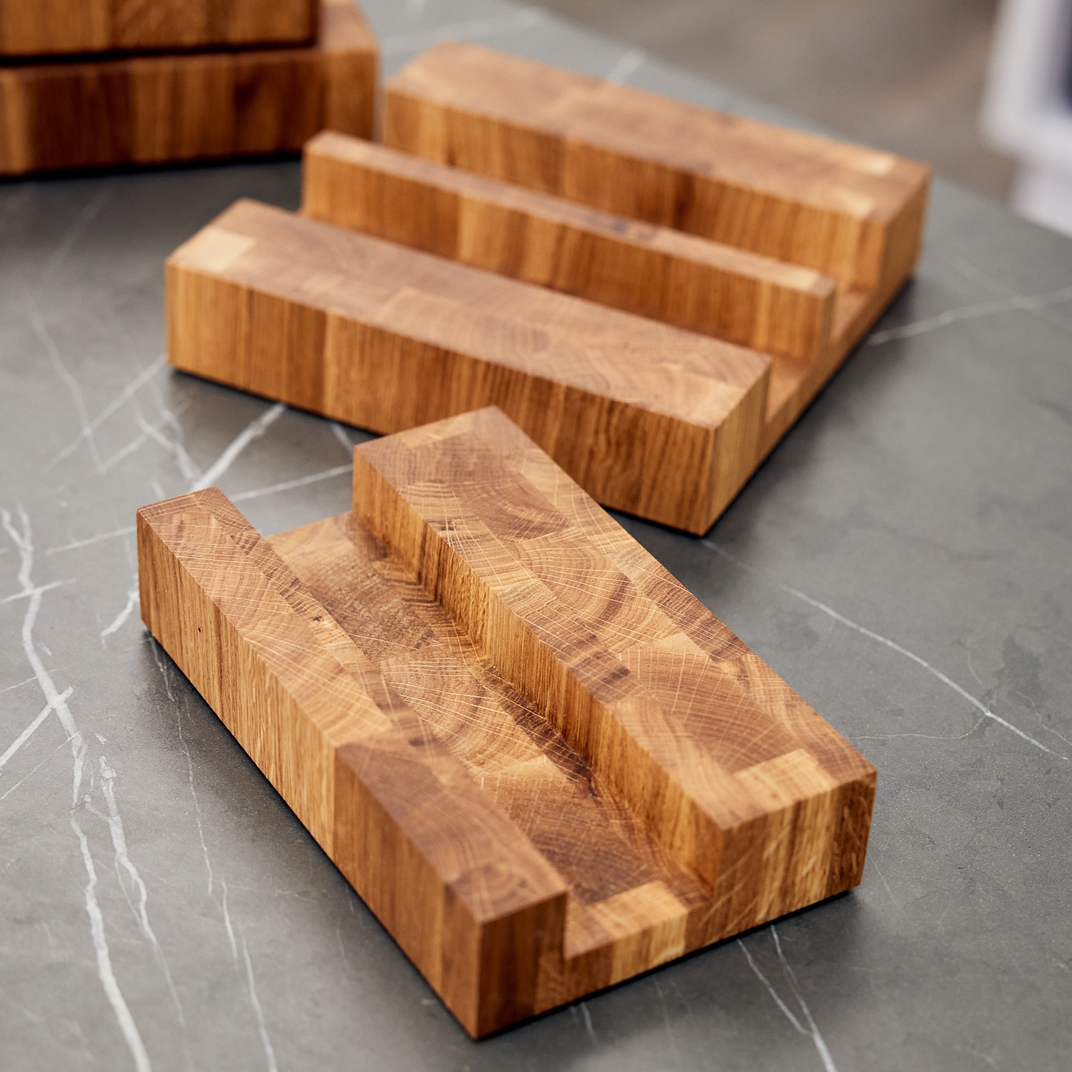 Schneidebrett aus Eichenholz / Stirnholz / Holzbrett mit Untersetzer / Ständer / Frühstücksbrett- HolzRepublik