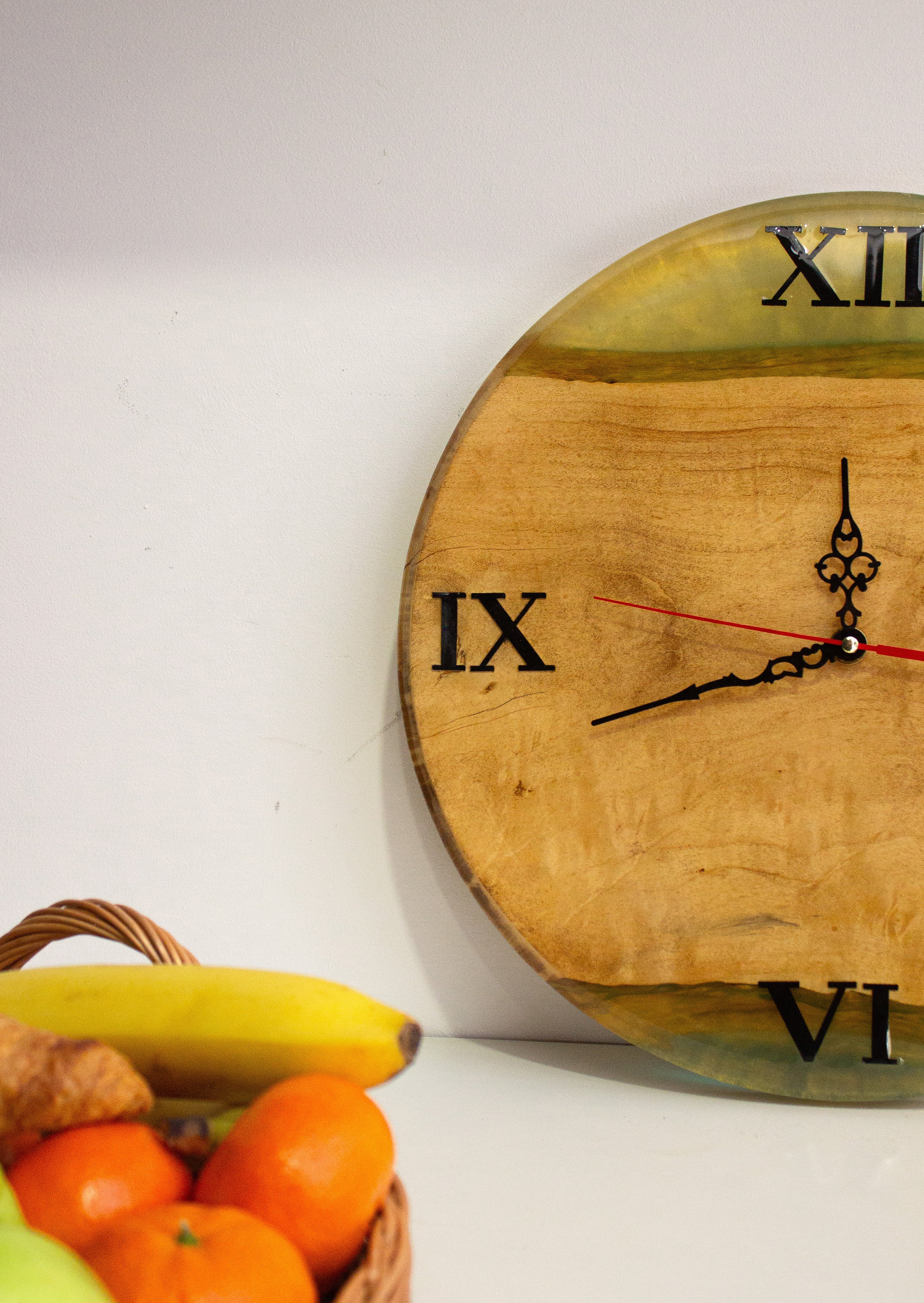 Wanduhr mit durchsichtig-gelbem Epoxidharz- HolzRepublik