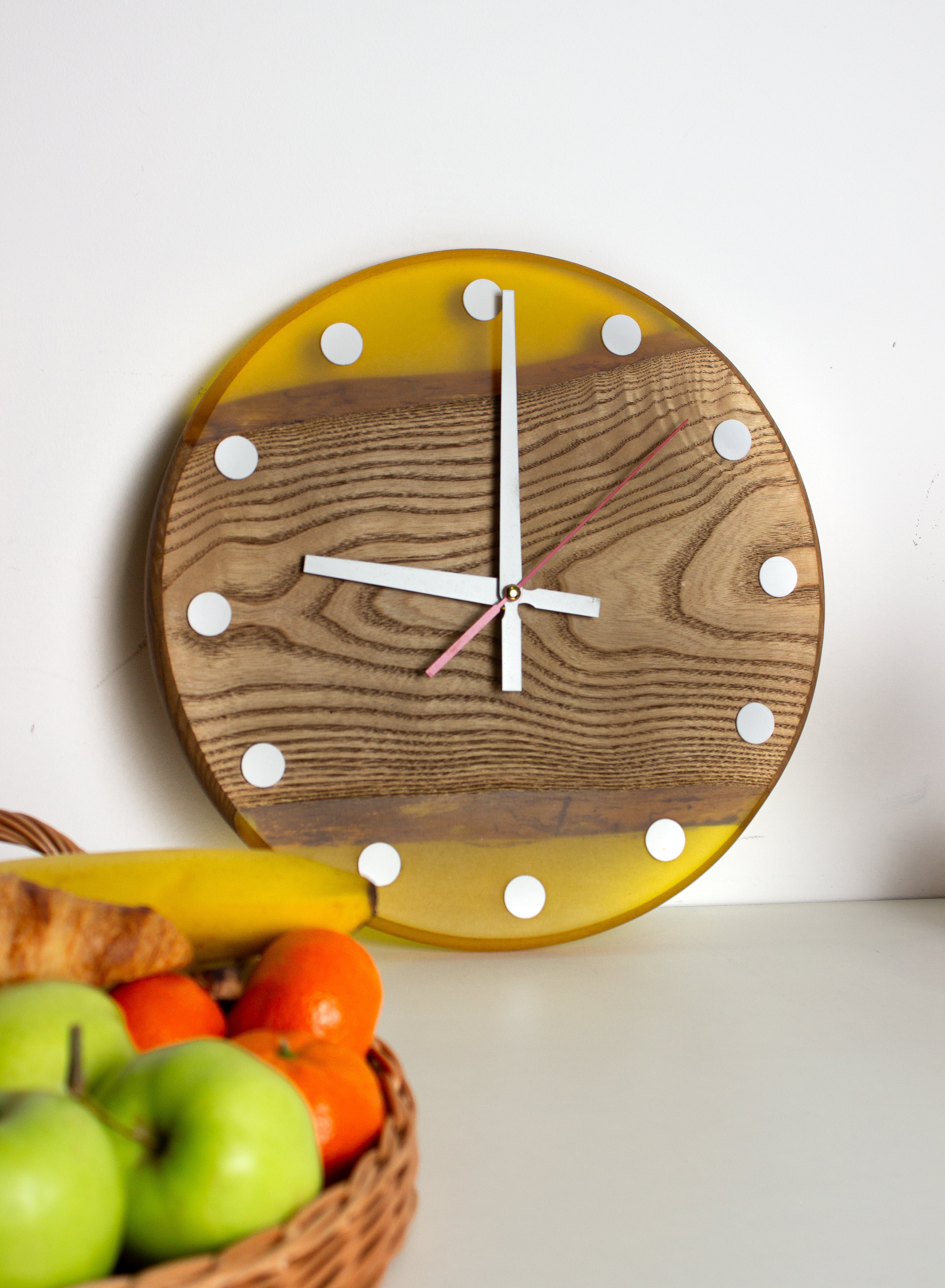 Wanduhr mit gelbem Epoxidharz- HolzRepublik