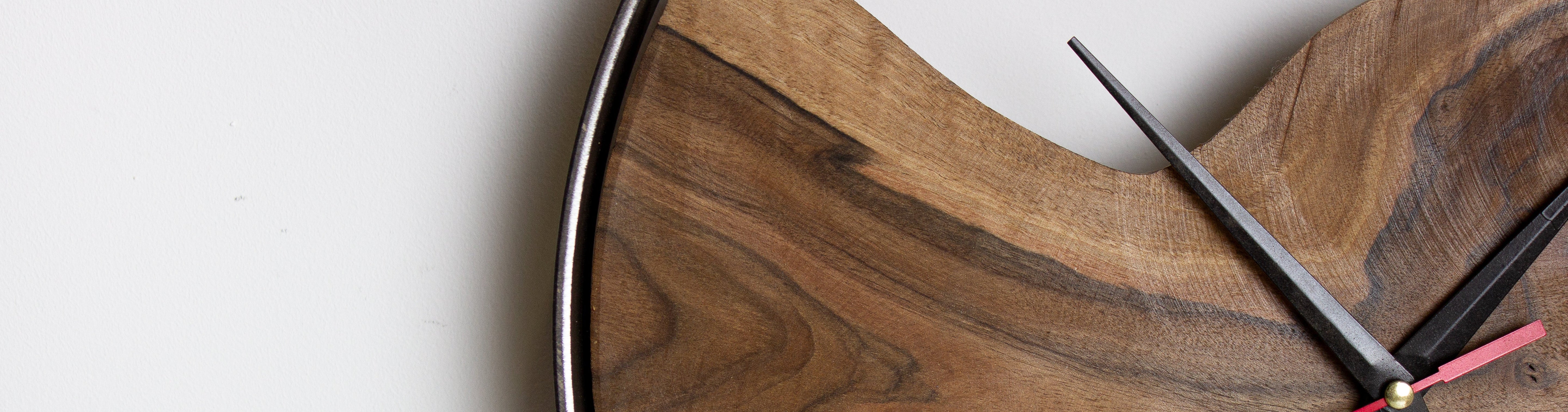 Holzwanduhr mit Metall
