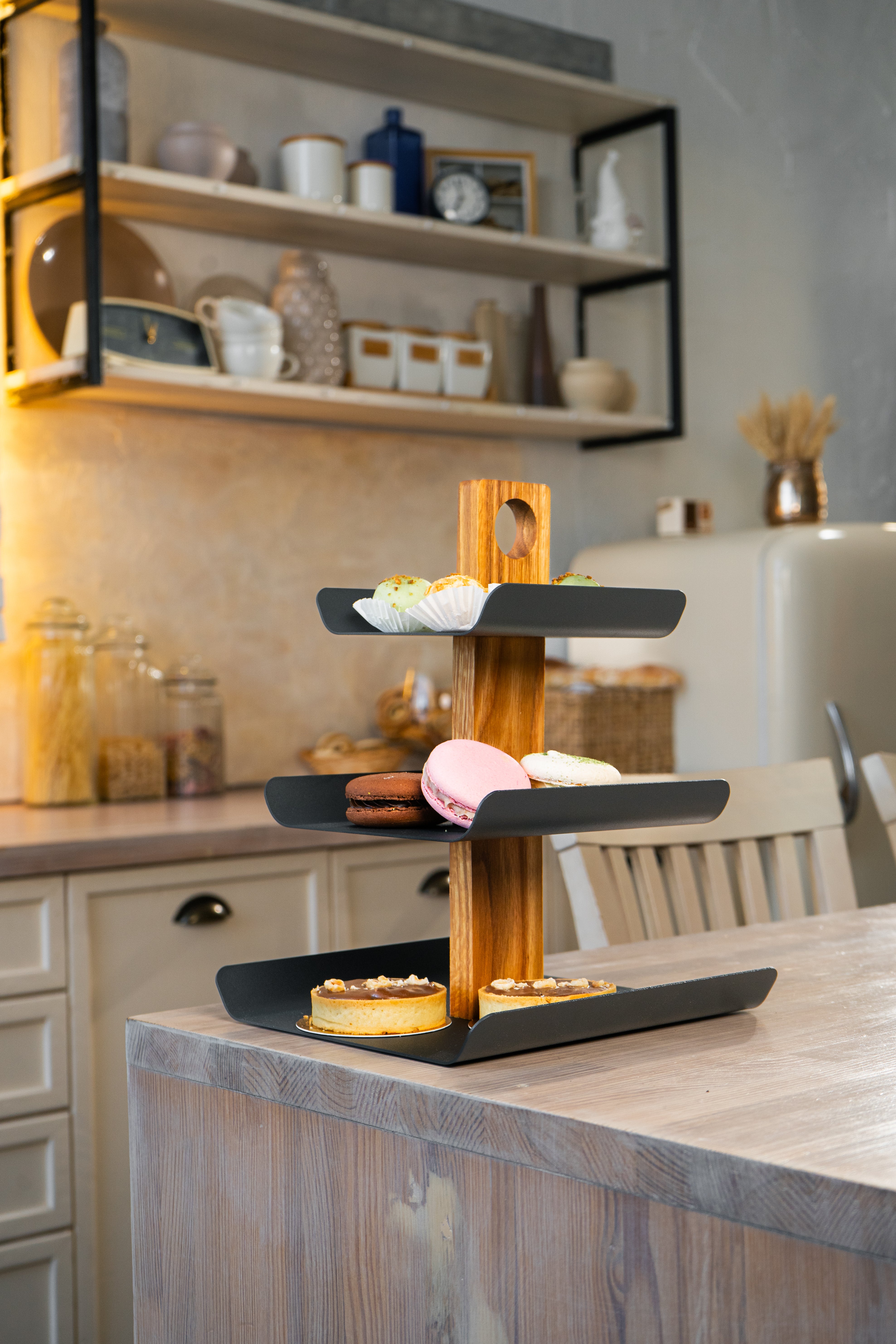 3-stöckige Etagere aus Holz und Metall – Servierständer für Cupcakes, Obst & Desserts-Schwarz