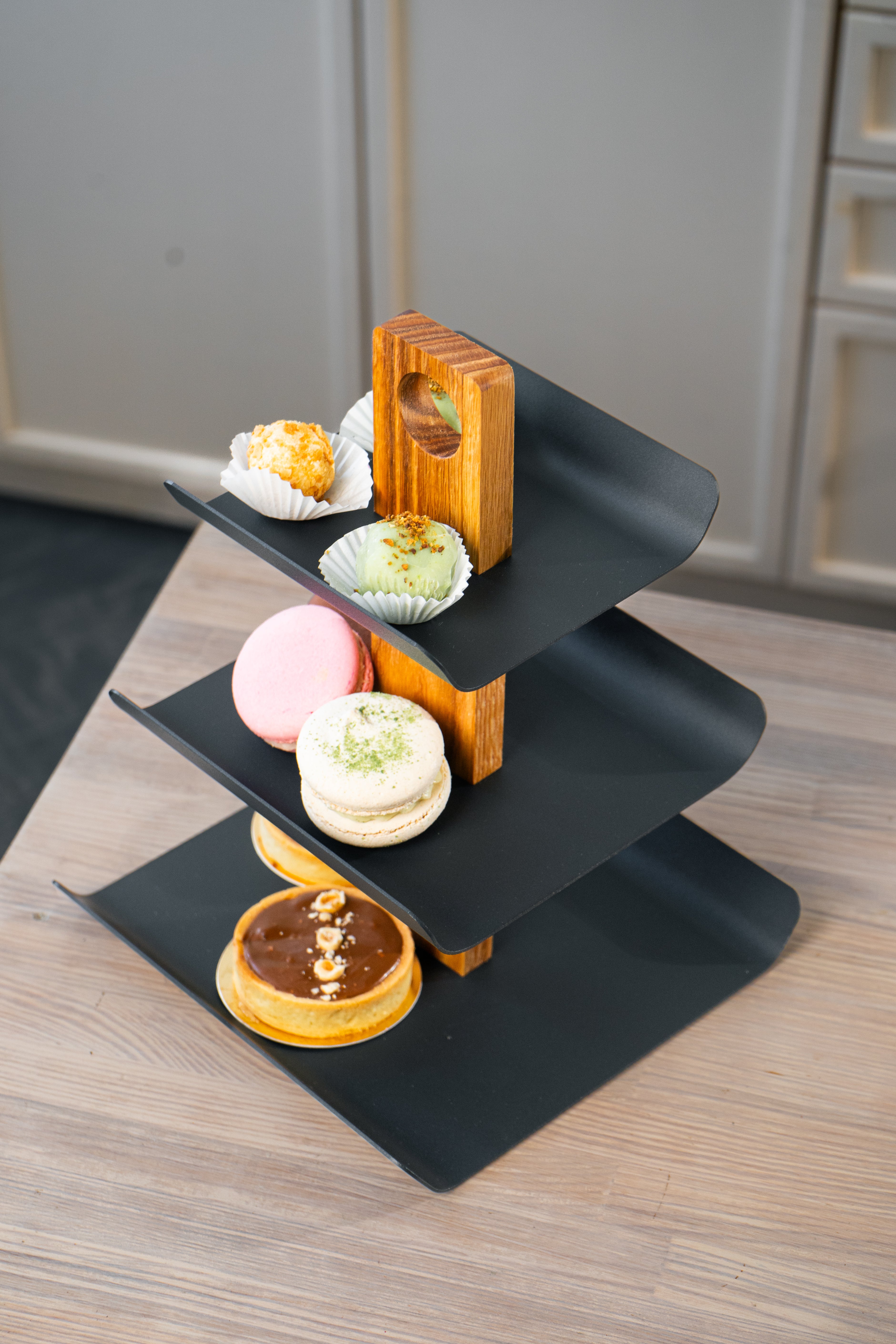 3-stöckige Etagere aus Holz und Metall – Servierständer für Cupcakes, Obst & Desserts-Schwarz