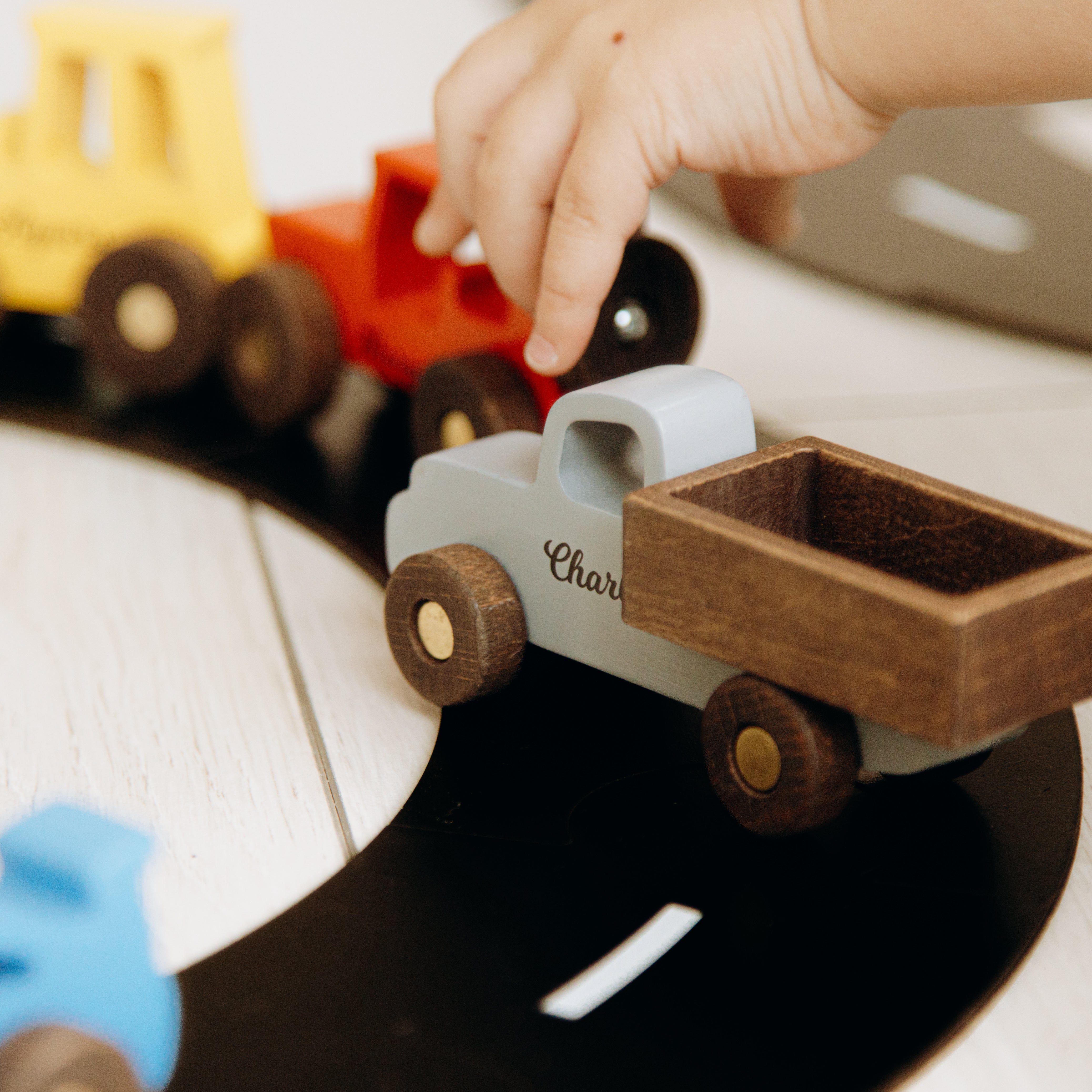    Holzspielzeugautos in Grau: Elegante Abenteuer im Kinderzimmer- HolzRepublik