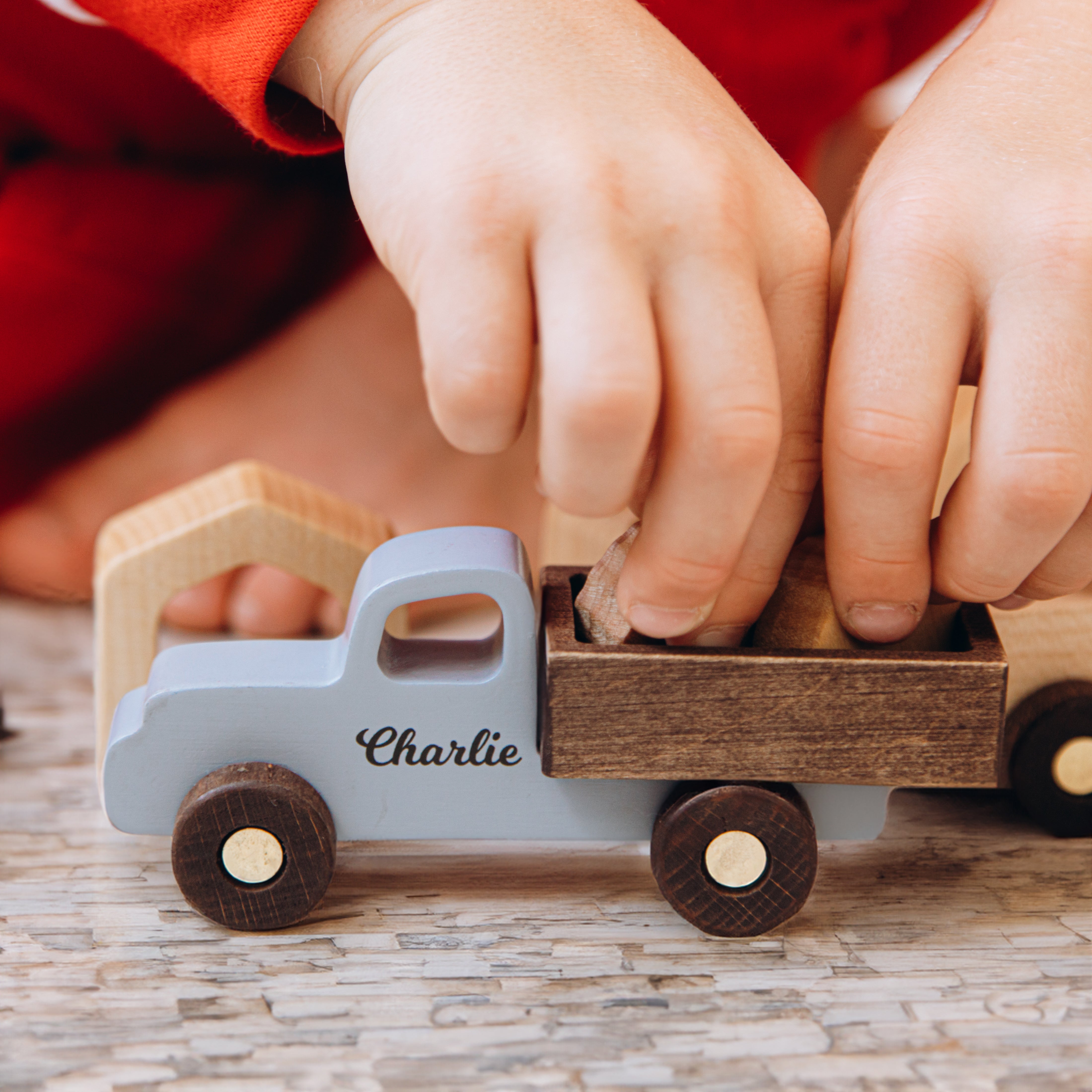    Holzspielzeugautos in Grau: Elegante Abenteuer im Kinderzimmer- HolzRepublik