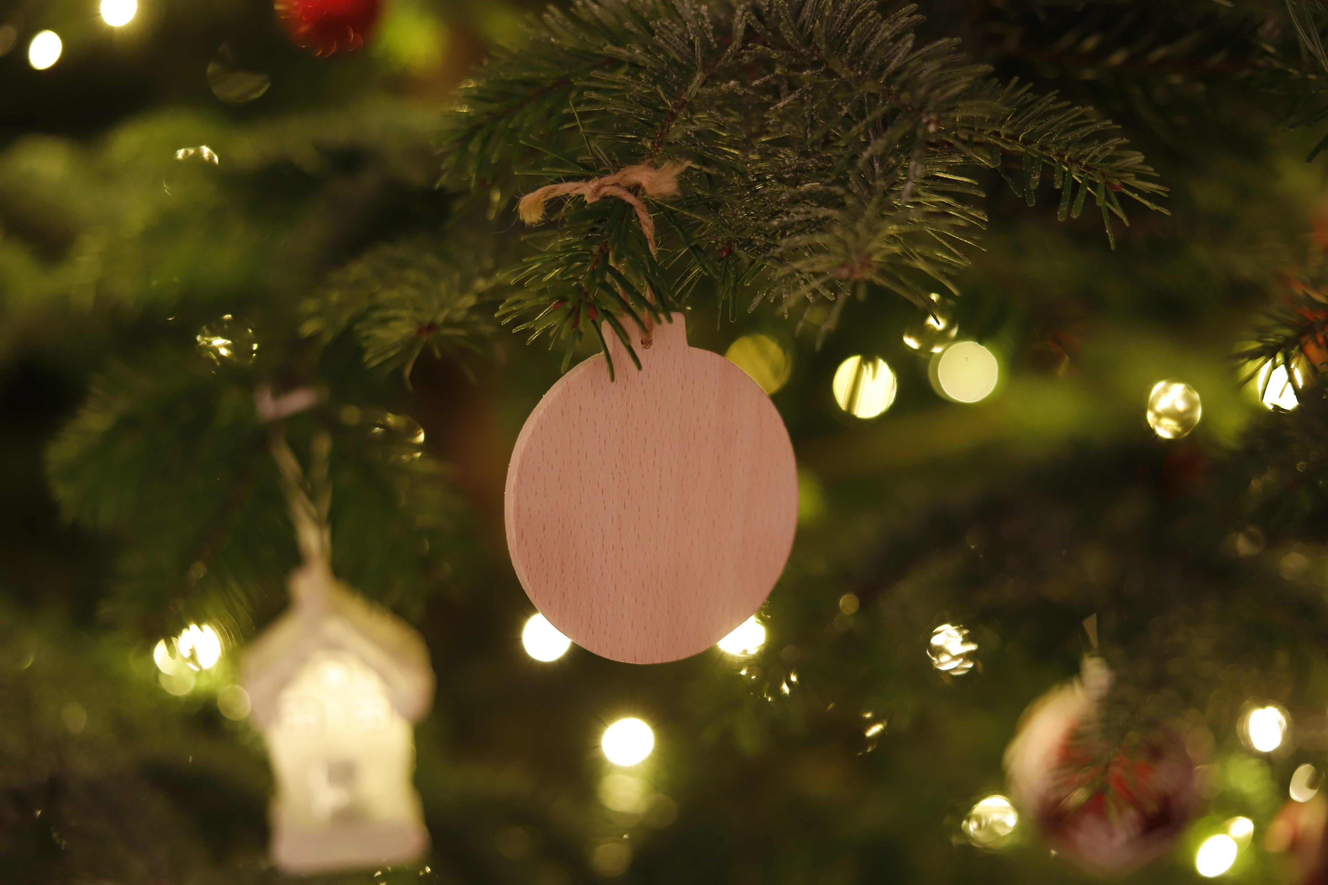 Set aus 10 handgefertigten Holzfiguren aus massivem Buchenholz – Weihnachtsbaumschmuck