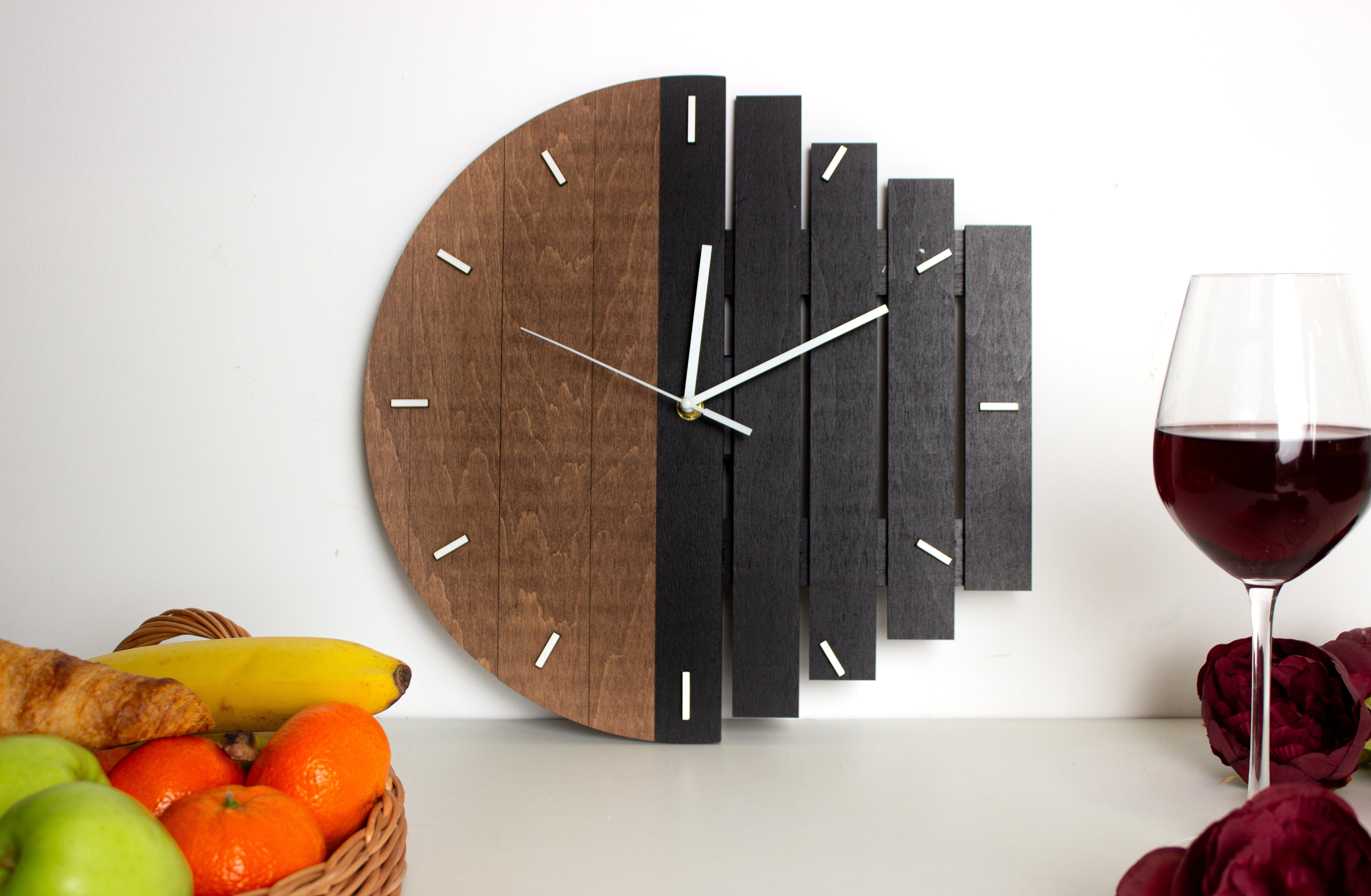    Einzigartige Wanduhr aus Holz mit Yin und Yang-Konzept – "Drive"- HolzRepublik