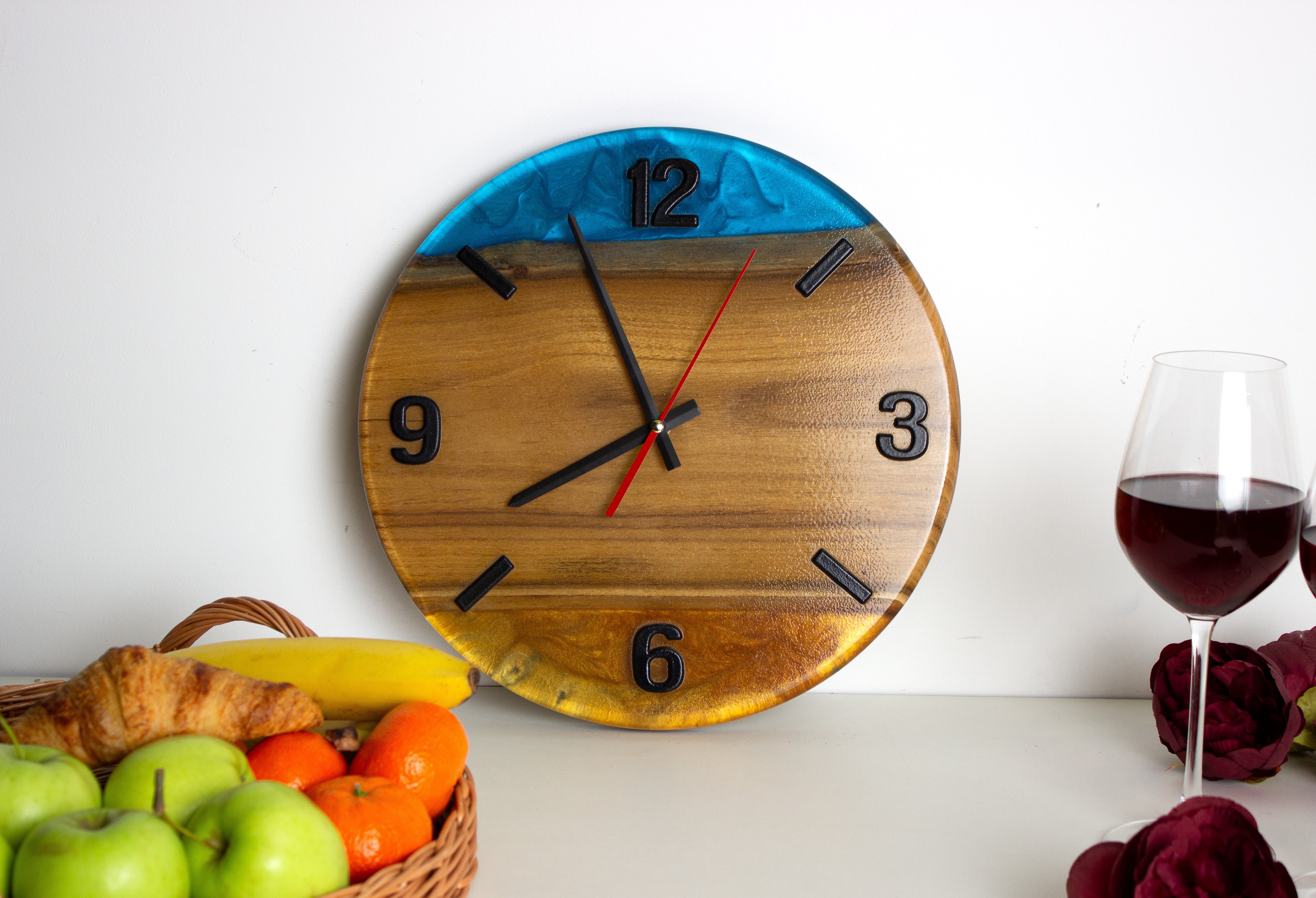    Wanduhr mit blau-gelbem Epoxidharz- HolzRepublik