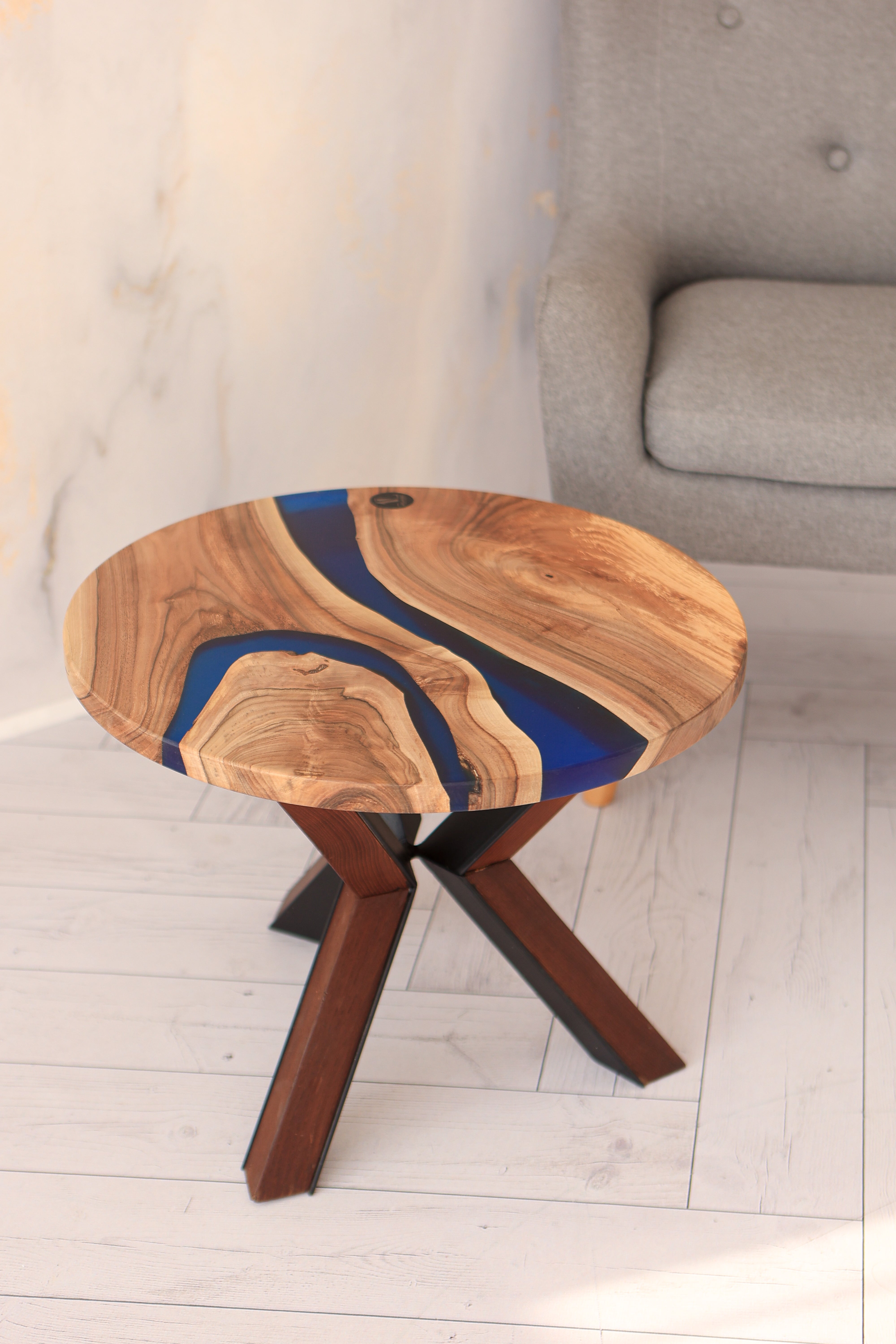    Runde Couchtischplatte mit blauem Epoxidharz / Beistelltisch aus Massivholz / Design-Couchtisch / Unikat- HolzRepublik