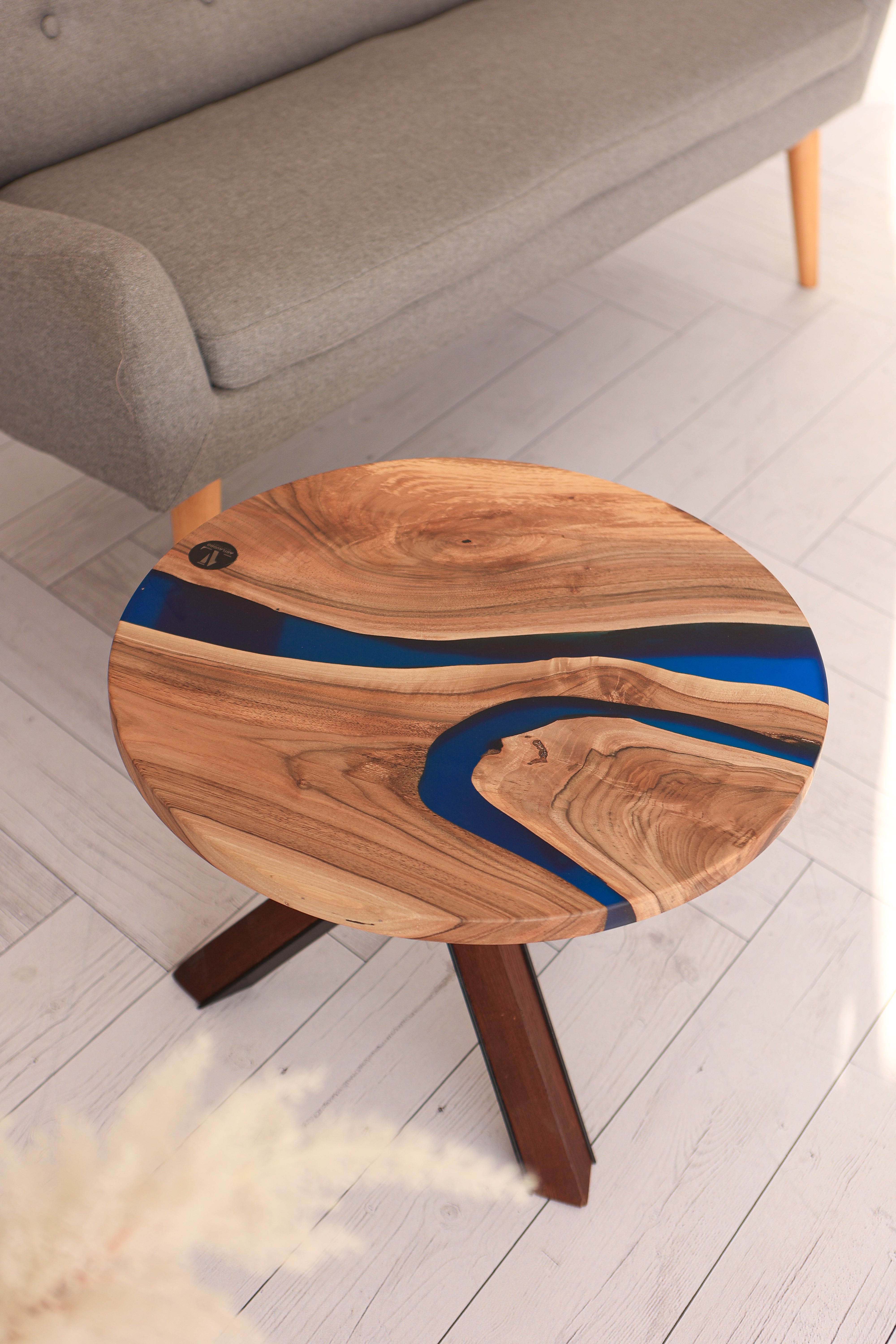    Runde Couchtischplatte mit blauem Epoxidharz / Beistelltisch aus Massivholz / Design-Couchtisch / Unikat- HolzRepublik