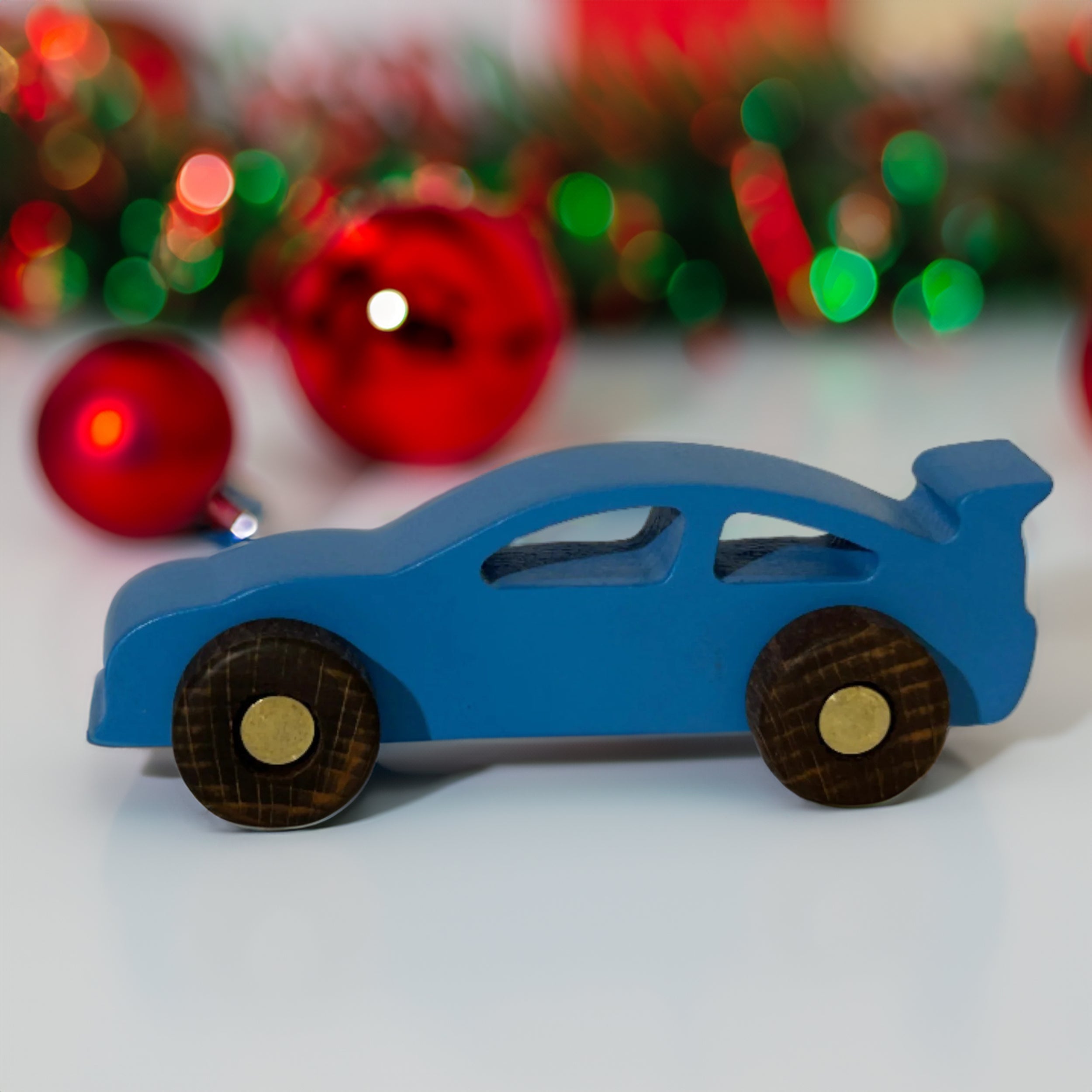    Bunte Holzspielzeugautos: Abenteuer im Kinderzimmer- HolzRepublik