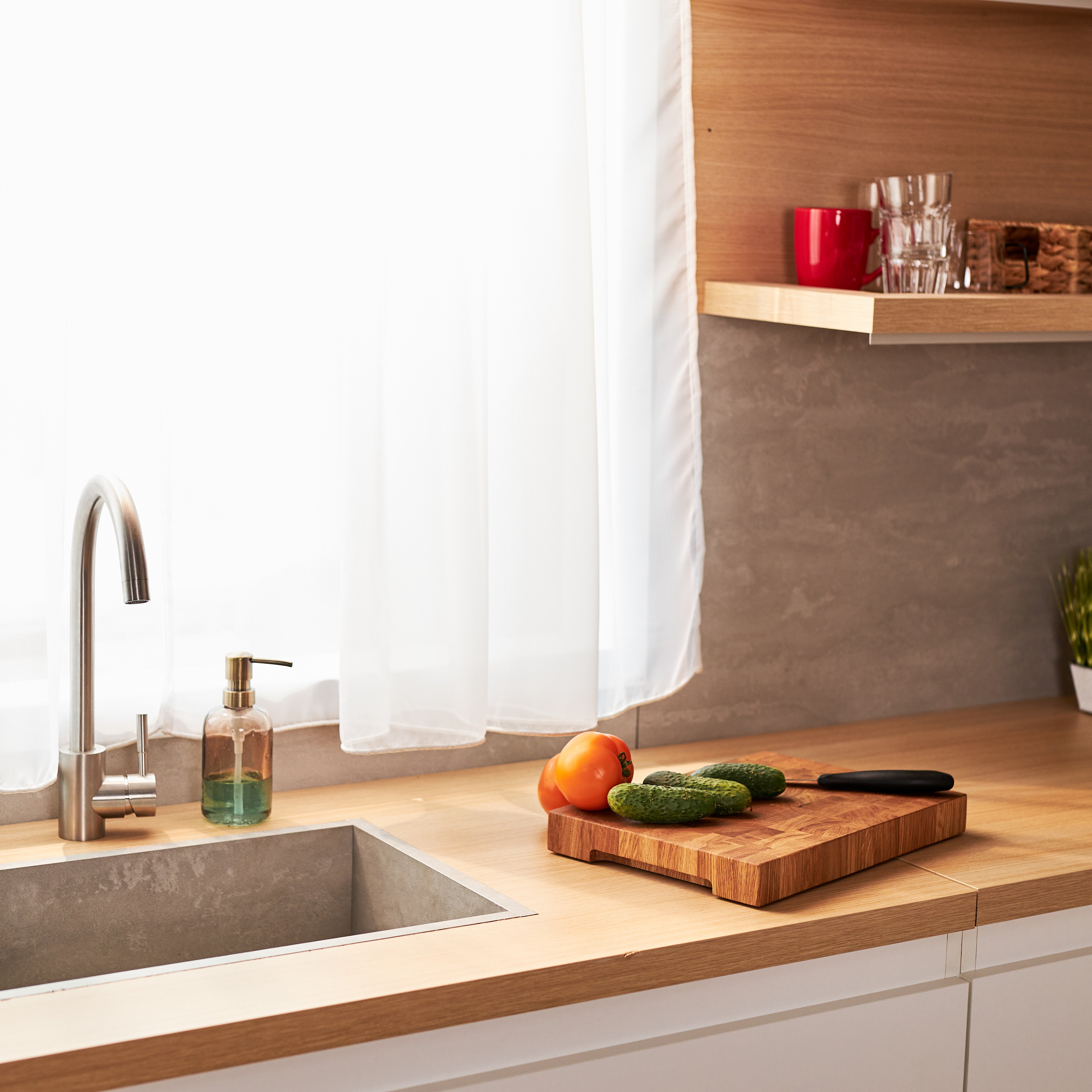    Schneidebrett aus Eichenholz / Stirnholz / Holzbrett mit Untersetzer / Ständer / Frühstücksbrett- HolzRepublik