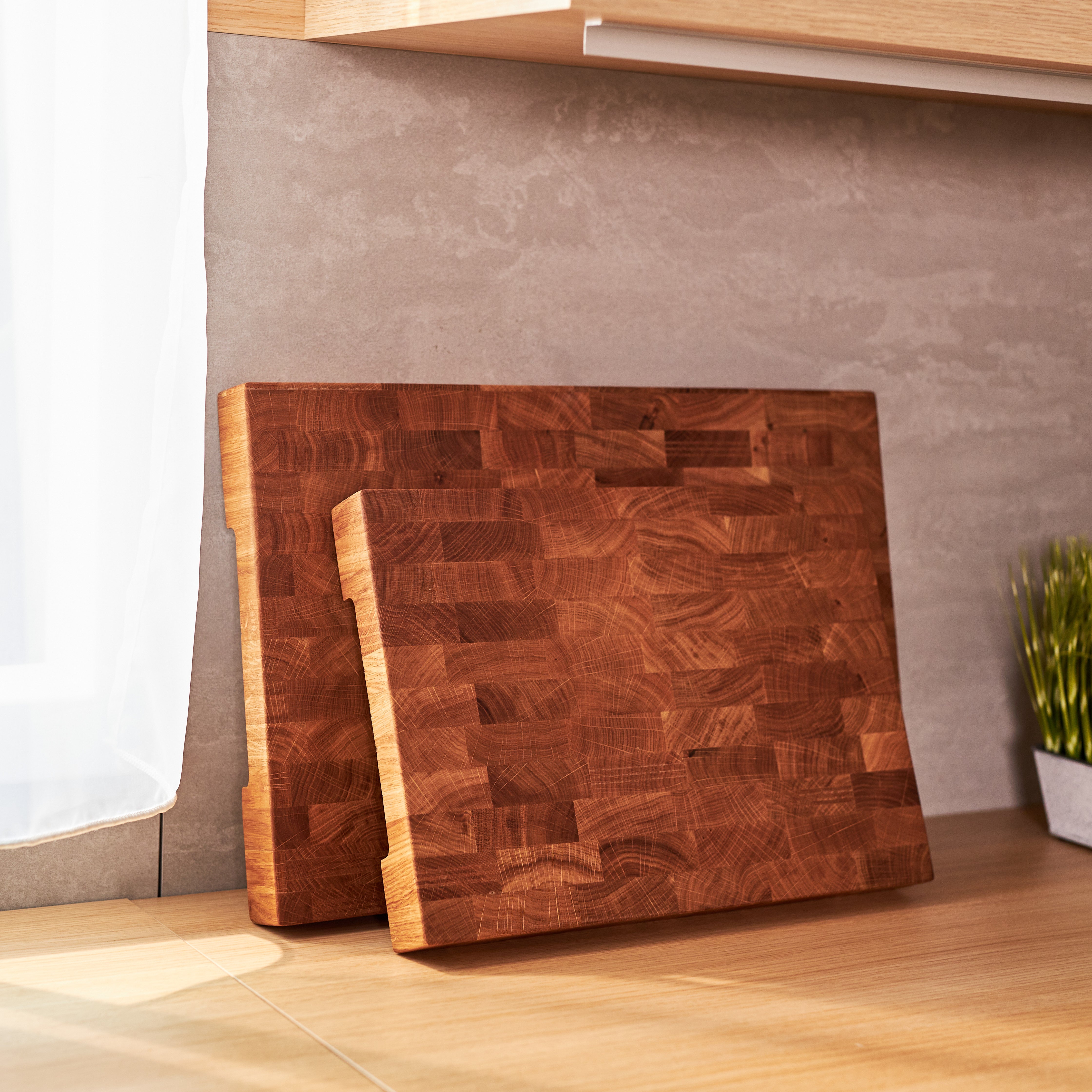    Schneidebrett aus Eichenholz / Stirnholz / Holzbrett mit Untersetzer / Ständer / Frühstücksbrett- HolzRepublik