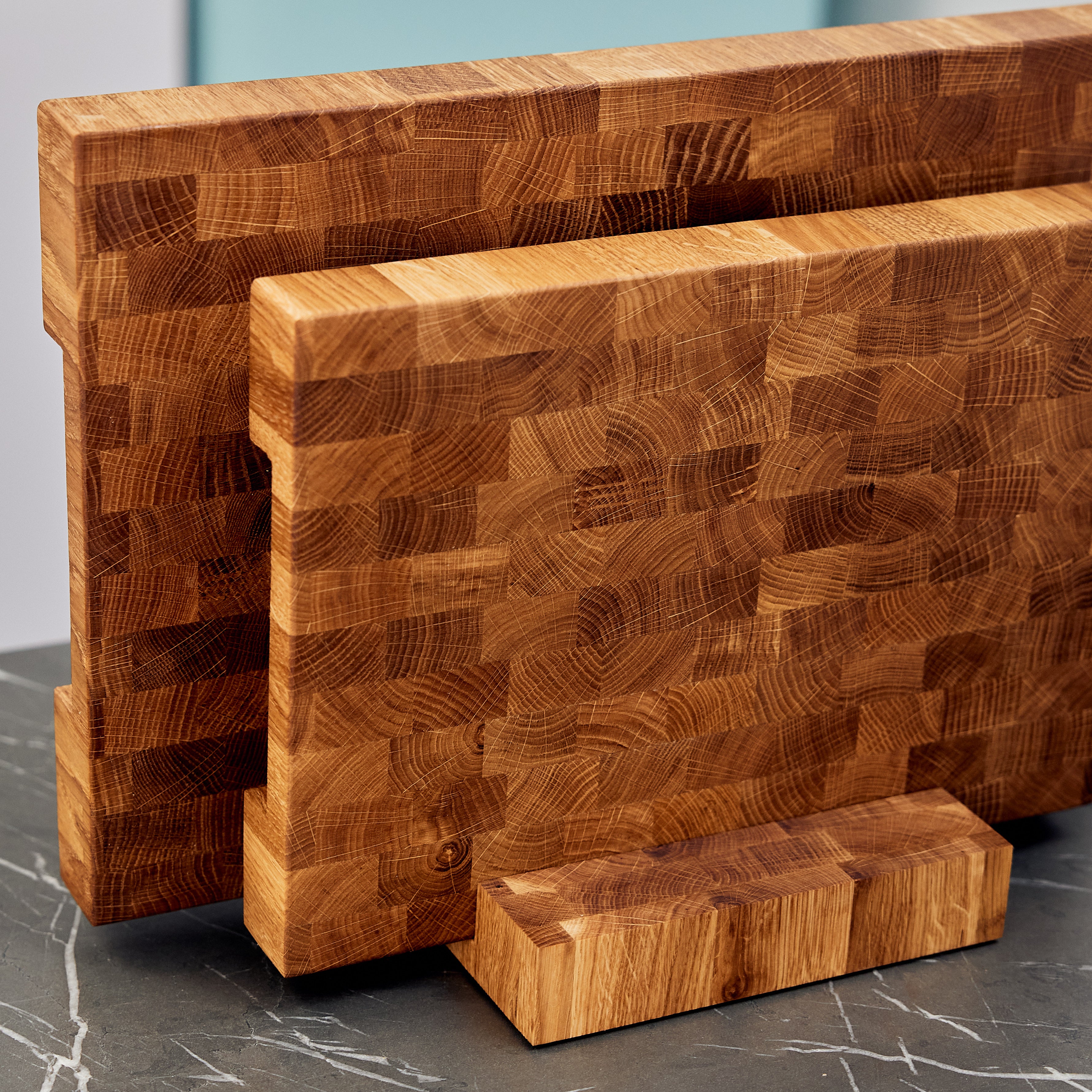    Schneidebrett aus Eichenholz / Stirnholz / Holzbrett mit Untersetzer / Ständer / Frühstücksbrett- HolzRepublik