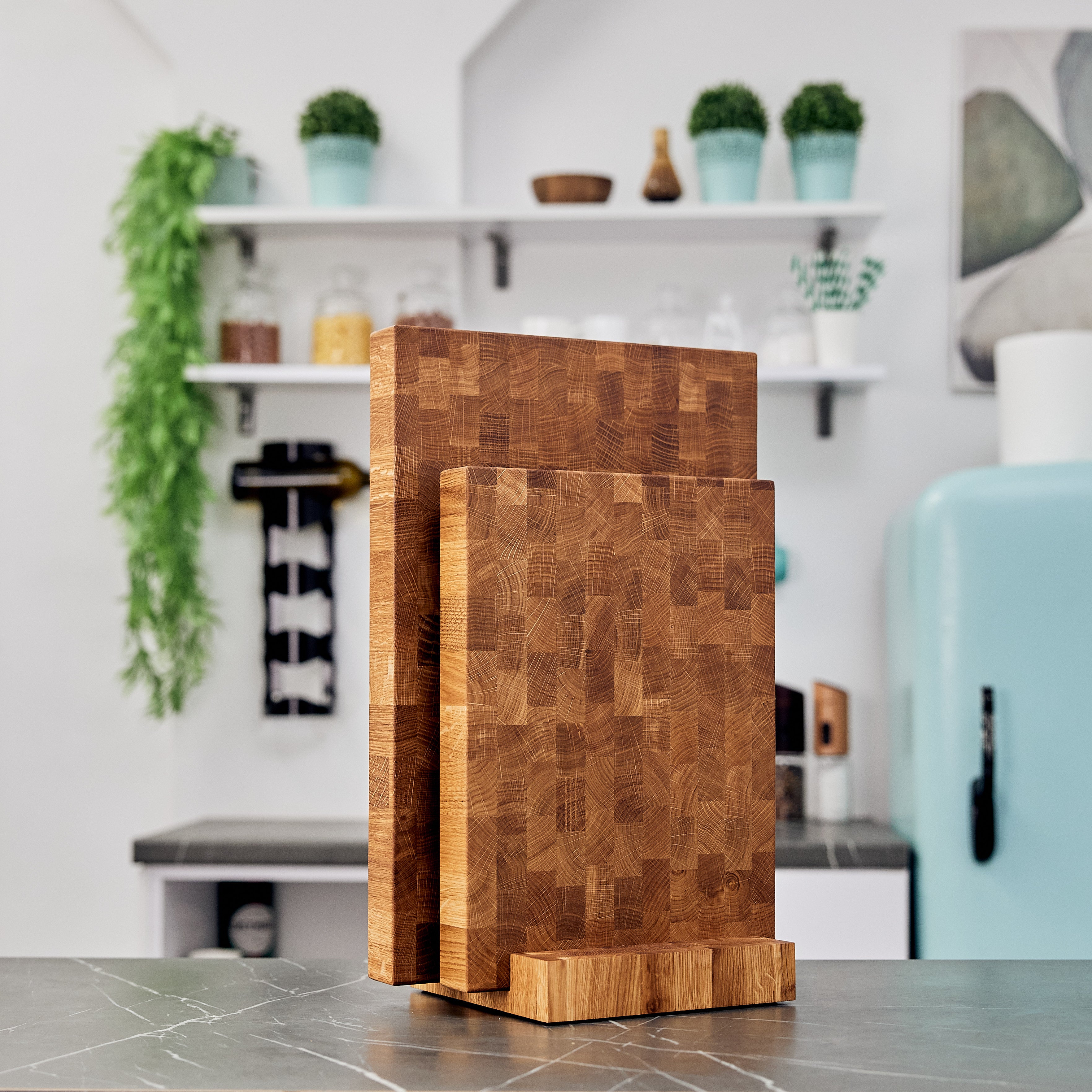    Schneidebrett aus Eichenholz / Stirnholz / Holzbrett mit Untersetzer / Ständer / Frühstücksbrett- HolzRepublik