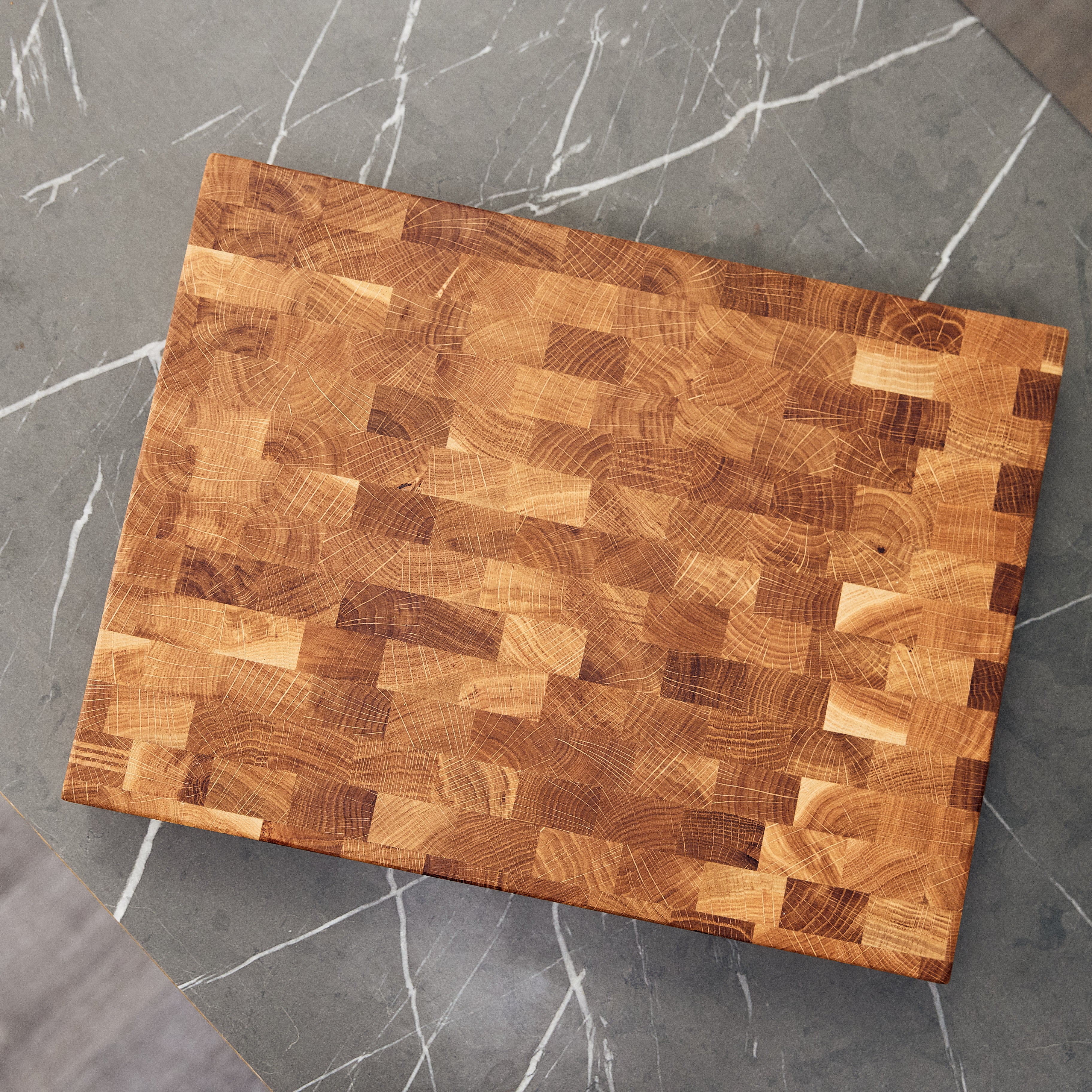    Schneidebrett aus Eichenholz / Stirnholz / Holzbrett mit Untersetzer / Ständer / Frühstücksbrett- HolzRepublik